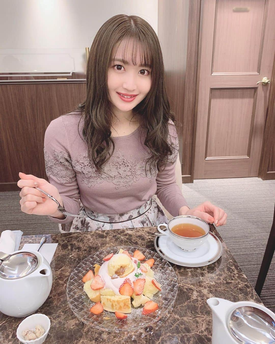 沢井里奈さんのインスタグラム写真 - (沢井里奈Instagram)「♡ . ピエールプレシュウズ🧁💝 . ‪ガトージャポネ・フランセス🍰💕💕 苺風味の生クリームで 甘すぎなくて美味しかったです‬🍓🌸 . 紅茶はアールグレイ☕️✨ . . #さわーコーデ 👗❤️ clothes♡ #apuweiserriche . #patisserie #ootd #coodinate #fashion #instafashion #instalove #instagood #instagramjapan #japanesegirl #girls #사복 #옷스타그램 #팔로우 #셀카 #얼스타그램 #메이크업 #ピエールプレシュウズ #ピエールプレシュウズ伏見店 ‪#パティスリーピエールプレシュウズ‬ #ショートケーキ #名古屋カフェ #伏見カフェ #栄カフェ #さわーカフェ巡り #沢井里奈」2月16日 19時57分 - sawairina