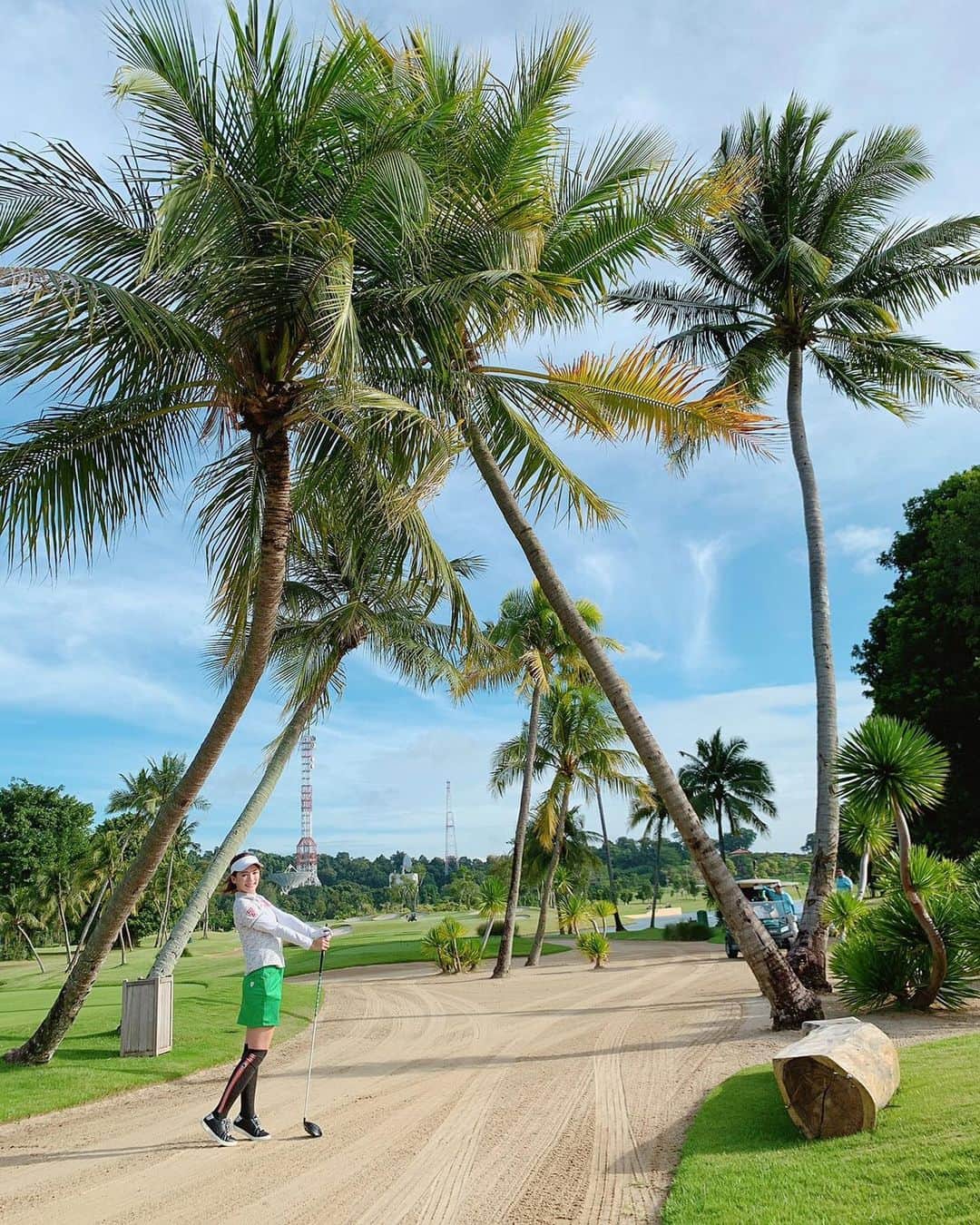 戸崎奈津さんのインスタグラム写真 - (戸崎奈津Instagram)「去年はめっちゃラウンド行ったな〜☺今年もたくさん行けるといいな✨  2020年1発目は年始に！ 景気づけに念願だった セントーサでラウンドしてきたよ〜🇸🇬﻿ 気持ちよかった⛳️﻿ 暑いとこ行きたいなー😉🌴 ﻿ #ゴルフ #シンガポール#ゴルフ女子 #海外旅行 #golf #instagolf #Singapore #sentosa #セントーサゴルフクラブ　#sentosagolf」2月16日 19時51分 - naa_tsu0827