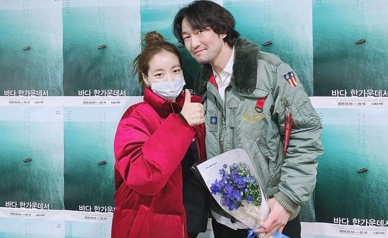 ムン・ジインのインスタグラム：「이미 막공이라 홍보할수없으니 #허준석 배우를 홍보합니다! 곧 더 유명해질 농익은 연기파 배우~~~!!! 오빠 를 응원해!! . #바다한가운데서#대학로한가운데서#포스터중앙한가운데서#인생풍파한가운데서#마스크쓰고」