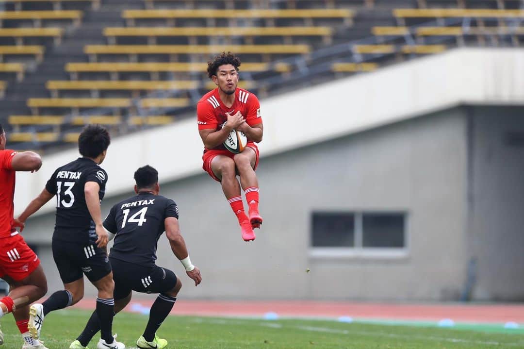 山中亮平のインスタグラム：「第5節　vsリコー 43-6で勝ち👌 MOM貰いました！ 応援ありがとうございました😊 PhotobyHiroyukiSetsuda #kobelcosteelers  #vsリコー #勝ち #なかなか飛んでる #ずっと見てたらおもしろい #でもこれめっちゃいいキャッチやった #シュールな写真  #応援ありがとうございました」