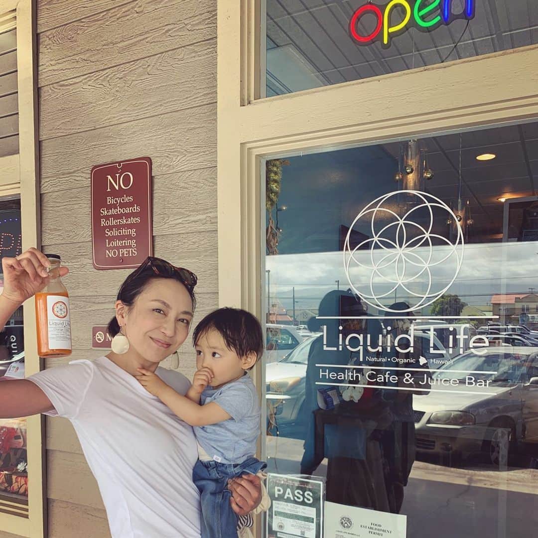 砂賀美希さんのインスタグラム写真 - (砂賀美希Instagram)「今回のハワイ島の旅程はすべて、在住12年 @leo_kaloko にオーダー。  #1歳半 の息子も一緒の旅だったので、キラウェア火山やサンライズなどの高低差や遠いエリアは控え 途中休憩しながら #ローカルフード や #オーガニック のものが見られるお店を案内してもらい  #ワイピオ渓谷 や #kuabay  日本未発売の #コナコーヒー #オーガニックファーム で自然に触れる時間を多くコーディネートしてもらいました。  #kalokohouse では #民泊 もさせていただき 子どもの #離乳食 や、早々に恋しくなった #和食 をキッチンで作らせてもらったりで #子連れ旅 にはとても心地よい環境を提供していただきました。  息子よ。 両親はすぐまた来よう！と息巻いちゃうくらいにハッピーだったが、覚えていてくれるかな😂🤙 @meg813 @leo_kaloko thank you for your big warm support! ・ ・  #bigisland #organic #magiccoffee #konacoffee #nature #islandnaturals #liquidlife #texdrivein #malasada #honokaapeoplestheatre #rarehawaiian #暮らすように旅する #子連れ旅行 #ハワイ島 #ママモデル #ハワイ島ツアー」2月16日 19時59分 - kimiganasu