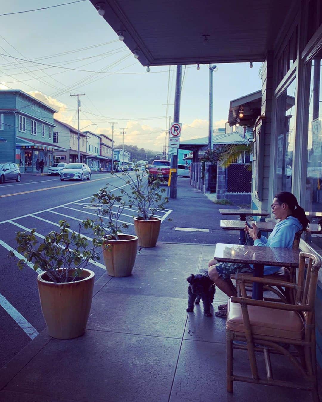 砂賀美希さんのインスタグラム写真 - (砂賀美希Instagram)「今回のハワイ島の旅程はすべて、在住12年 @leo_kaloko にオーダー。  #1歳半 の息子も一緒の旅だったので、キラウェア火山やサンライズなどの高低差や遠いエリアは控え 途中休憩しながら #ローカルフード や #オーガニック のものが見られるお店を案内してもらい  #ワイピオ渓谷 や #kuabay  日本未発売の #コナコーヒー #オーガニックファーム で自然に触れる時間を多くコーディネートしてもらいました。  #kalokohouse では #民泊 もさせていただき 子どもの #離乳食 や、早々に恋しくなった #和食 をキッチンで作らせてもらったりで #子連れ旅 にはとても心地よい環境を提供していただきました。  息子よ。 両親はすぐまた来よう！と息巻いちゃうくらいにハッピーだったが、覚えていてくれるかな😂🤙 @meg813 @leo_kaloko thank you for your big warm support! ・ ・  #bigisland #organic #magiccoffee #konacoffee #nature #islandnaturals #liquidlife #texdrivein #malasada #honokaapeoplestheatre #rarehawaiian #暮らすように旅する #子連れ旅行 #ハワイ島 #ママモデル #ハワイ島ツアー」2月16日 19時59分 - kimiganasu