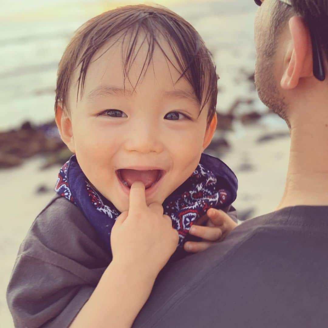 砂賀美希さんのインスタグラム写真 - (砂賀美希Instagram)「今回のハワイ島の旅程はすべて、在住12年 @leo_kaloko にオーダー。  #1歳半 の息子も一緒の旅だったので、キラウェア火山やサンライズなどの高低差や遠いエリアは控え 途中休憩しながら #ローカルフード や #オーガニック のものが見られるお店を案内してもらい  #ワイピオ渓谷 や #kuabay  日本未発売の #コナコーヒー #オーガニックファーム で自然に触れる時間を多くコーディネートしてもらいました。  #kalokohouse では #民泊 もさせていただき 子どもの #離乳食 や、早々に恋しくなった #和食 をキッチンで作らせてもらったりで #子連れ旅 にはとても心地よい環境を提供していただきました。  息子よ。 両親はすぐまた来よう！と息巻いちゃうくらいにハッピーだったが、覚えていてくれるかな😂🤙 @meg813 @leo_kaloko thank you for your big warm support! ・ ・  #bigisland #organic #magiccoffee #konacoffee #nature #islandnaturals #liquidlife #texdrivein #malasada #honokaapeoplestheatre #rarehawaiian #暮らすように旅する #子連れ旅行 #ハワイ島 #ママモデル #ハワイ島ツアー」2月16日 19時59分 - kimiganasu
