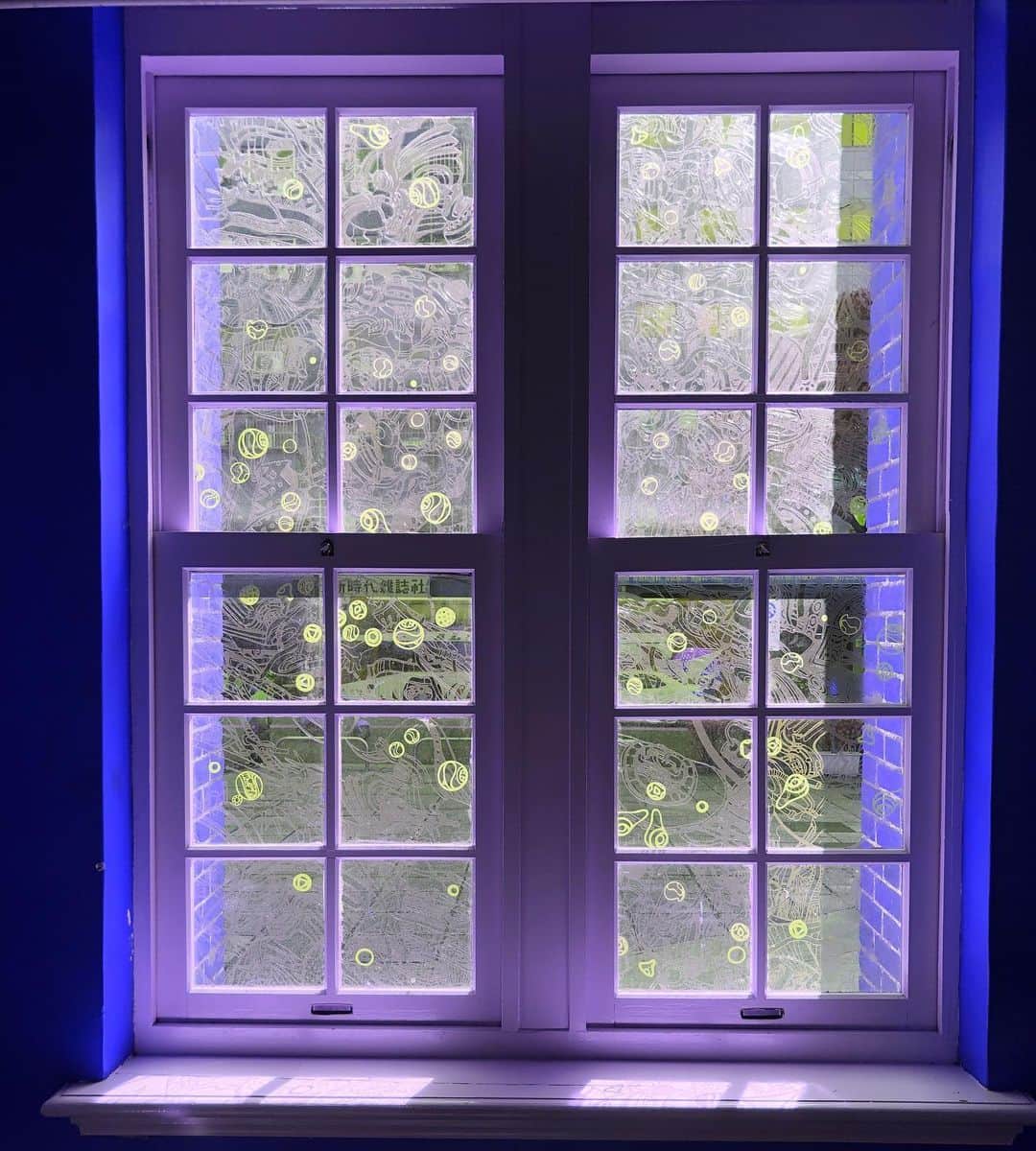 辻詩音さんのインスタグラム写真 - (辻詩音Instagram)「窓と思ってたら壁だったり、 壁と思ってたら窓だったりする。これはどっちでしょう？ 答え合わせはさいご🌥  #windowview #purple #music #紫  #これは台北美術館の窓です」2月16日 20時08分 - shiontsuji