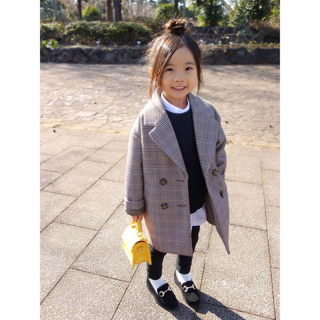 Saraさんのインスタグラム写真 - (SaraInstagram)「. coordinate♡ . 大人をそのままちっちゃくしたよ〜 なコーデ👧🏻🖤 . ウインクの出来は相変わらずな サラさんをどうぞ🥴(☞3,4枚目) . コーデの詳細はWEARに載せてます🐾 . #ootd #kids #kids_japan #kids_japan_ootd #kjp_ootd #kidsfahion #kidscode #kidsootd #kidswear #jeanasiskids #キッズコーデ #キッズファッション #インスタキッズ #チェックコート #ビットローファー #ミニバッグ」2月16日 20時11分 - sarasara718