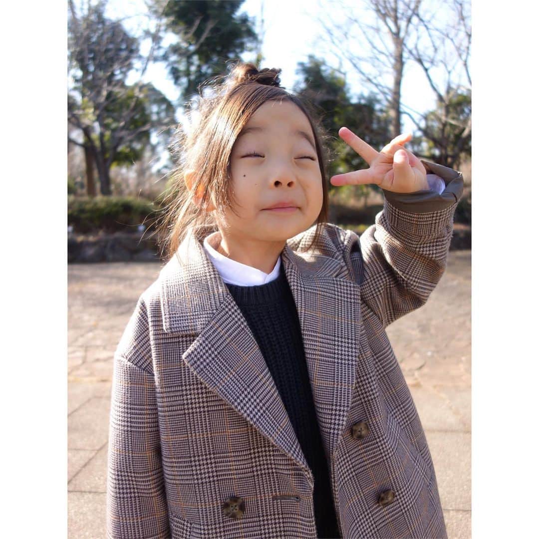 Saraさんのインスタグラム写真 - (SaraInstagram)「. coordinate♡ . 大人をそのままちっちゃくしたよ〜 なコーデ👧🏻🖤 . ウインクの出来は相変わらずな サラさんをどうぞ🥴(☞3,4枚目) . コーデの詳細はWEARに載せてます🐾 . #ootd #kids #kids_japan #kids_japan_ootd #kjp_ootd #kidsfahion #kidscode #kidsootd #kidswear #jeanasiskids #キッズコーデ #キッズファッション #インスタキッズ #チェックコート #ビットローファー #ミニバッグ」2月16日 20時11分 - sarasara718