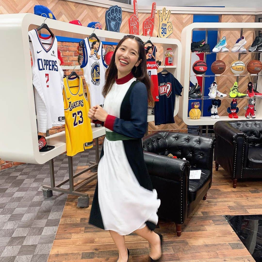 山下耀子さんのインスタグラム写真 - (山下耀子Instagram)「今日はいつも以上に #NBA をたっぷりと体感した１日でした！ 朝から #nbaskillschallenge の生放送。NBA大好きな方々と一緒に観ると本当に楽しい！たくさん裏話も聞けて、こんなに楽しめるものなんだと再確認しました☺️♡まだまだ勉強中なので解説いただけるありがたさ…🥺 . #DAILY9 は #松田悟志 さん #北原憲彦 さんとお届けします！そして中継先からは今日も #中村昌也 さんに〜！寒い中本当にありがとうございます！！！ #中原雄 さんも #塚本清彦 さんもそしてスタッフの皆さんも体調に影響ありませんように😭🙏🏻✨ . いつか生でオールスター観てみたいですね☺️ #NBARakuten . 衣装はお祭りなのでゴージャスに！ #ADELLY さんでした！」2月16日 20時12分 - twinkleyesy