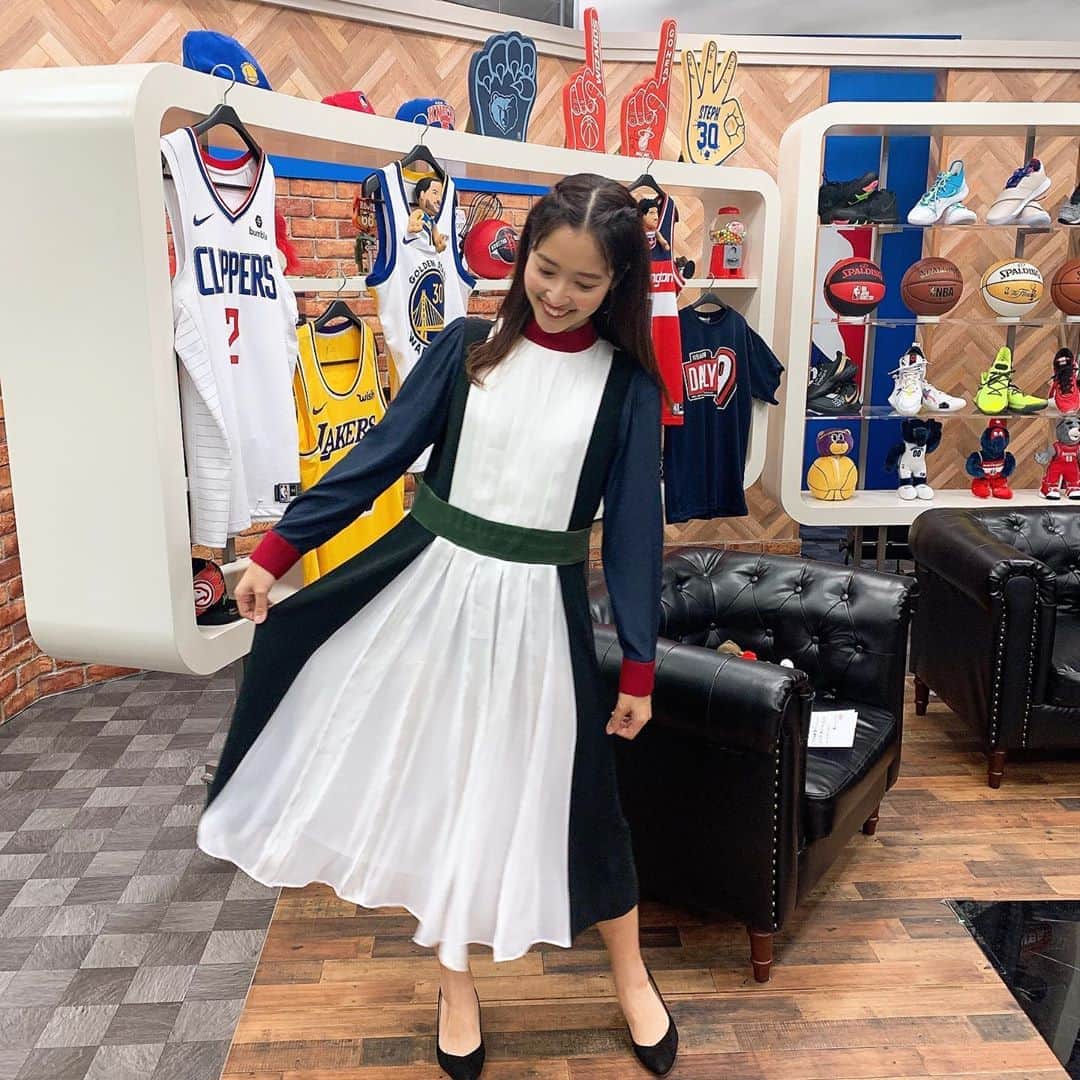 のインスタグラム：「今日はいつも以上に #NBA をたっぷりと体感した１日でした！ 朝から #nbaskillschallenge の生放送。NBA大好きな方々と一緒に観ると本当に楽しい！たくさん裏話も聞けて、こんなに楽しめるものなんだと再確認しました☺️♡まだまだ勉強中なので解説いただけるありがたさ…🥺 . #DAILY9 は #松田悟志 さん #北原憲彦 さんとお届けします！そして中継先からは今日も #中村昌也 さんに〜！寒い中本当にありがとうございます！！！ #中原雄 さんも #塚本清彦 さんもそしてスタッフの皆さんも体調に影響ありませんように😭🙏🏻✨ . いつか生でオールスター観てみたいですね☺️ #NBARakuten . 衣装はお祭りなのでゴージャスに！ #ADELLY さんでした！」