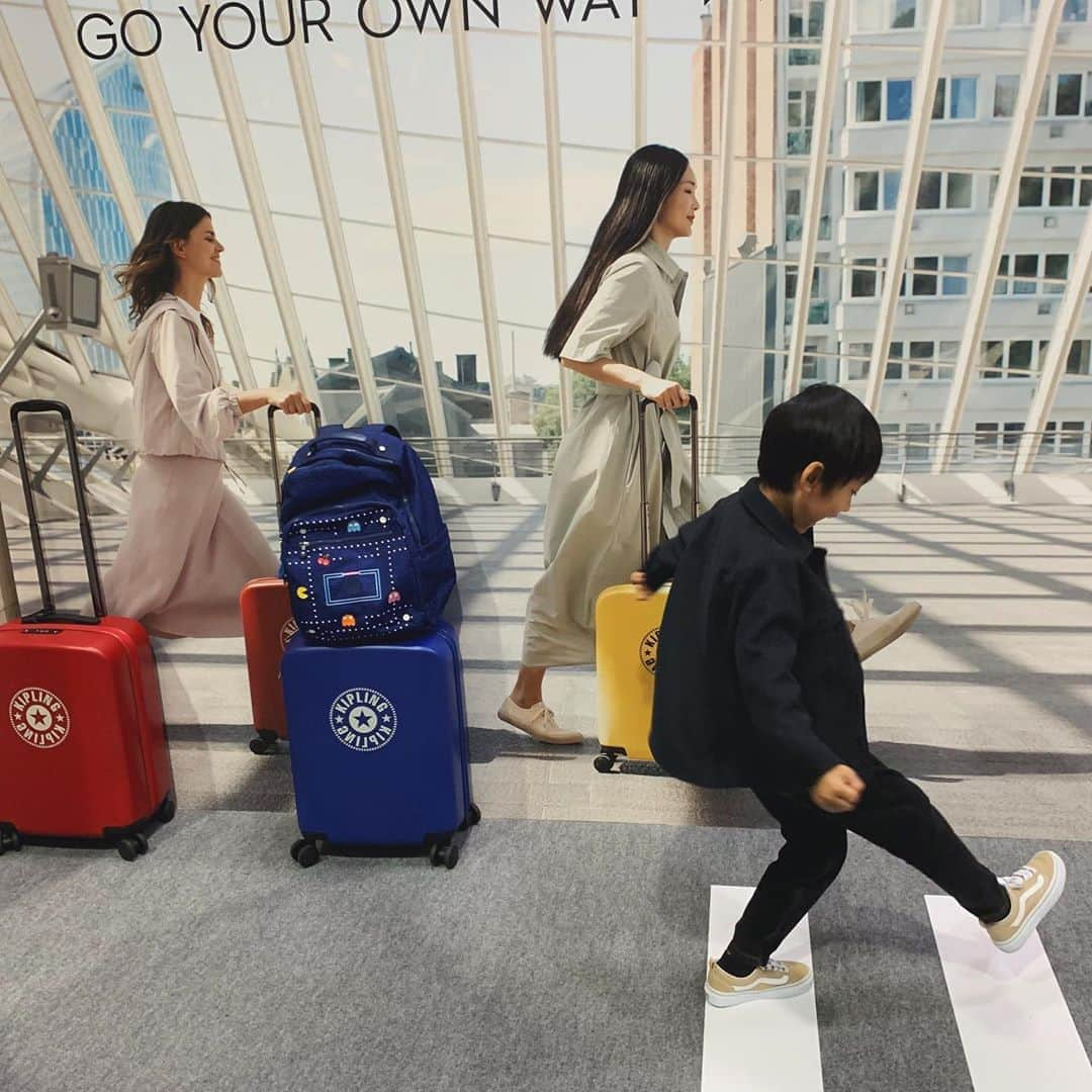 Hiromi Ｍaedaさんのインスタグラム写真 - (Hiromi ＭaedaInstagram)「JR大阪駅で開催されてる @kipling_japan のpopupに行ってきました！ ・ パックマンとのコラボが可愛すぎる！ このキャリーケース めちゃくちゃ軽量でキャスターが360度クルクル回転するから持ち運びしやすいし魅力的‼︎ 息子用に1つあっても便利そう💙 ・ 大阪ALbi店にkiplingの実店舗があるそうなので、またゆっくり見にいこう◟́◞̀。 ・ ・ Instagramで簡単に遊べるゲームもあったりパックマンにも会えて親子で楽しめました✨ ・ ・ ・ #キプリング#バッグパック#Kipling#kiplinglivelight #キャリーケース##LiveLight#トートバック#キプたび大阪」2月16日 20時15分 - hiron953