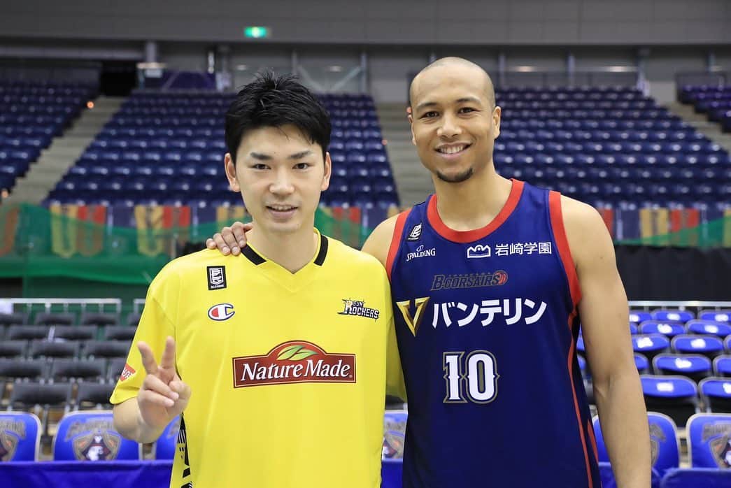 石井講祐のインスタグラム：「27🦖&10☠️ 代表合宿がんばって！ #サンロッカーズ渋谷 #横浜ビーコルセアーズ #応援ありがとうございました #ピースしてるから俺がアキのファンみたい」