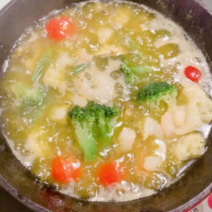のインスタグラム：「疲れが溜まって 今日はワンコの散歩以外ダラダラしてしまった😅💦 買い物も行かなかったのであるものでアヒージョ  #アヒージョ #ダラダラ」