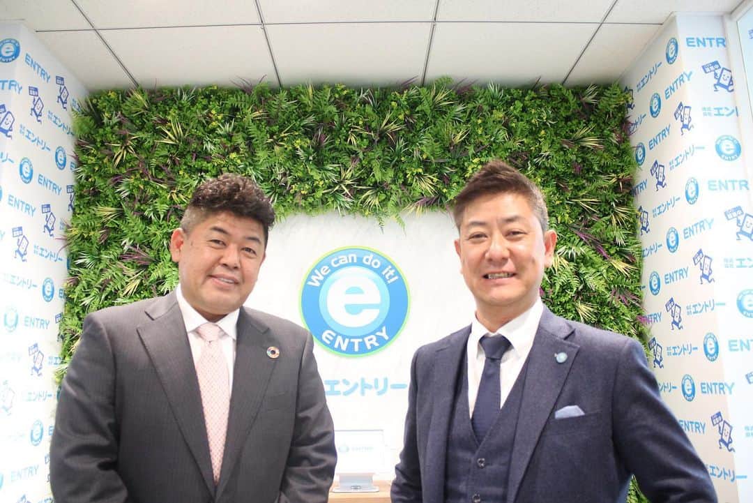 のインスタグラム：「渋谷高校の先輩で 株式会社会社エントリーの 代表取締役社長寺本潤社長にお会いさせていただきました。 . 新本社にご訪問させて頂きました！ . 寺本様、社員の皆様ありがとうございました . #株式会社エントリー #バイトするならエントリー  https://entry-inc.jp」