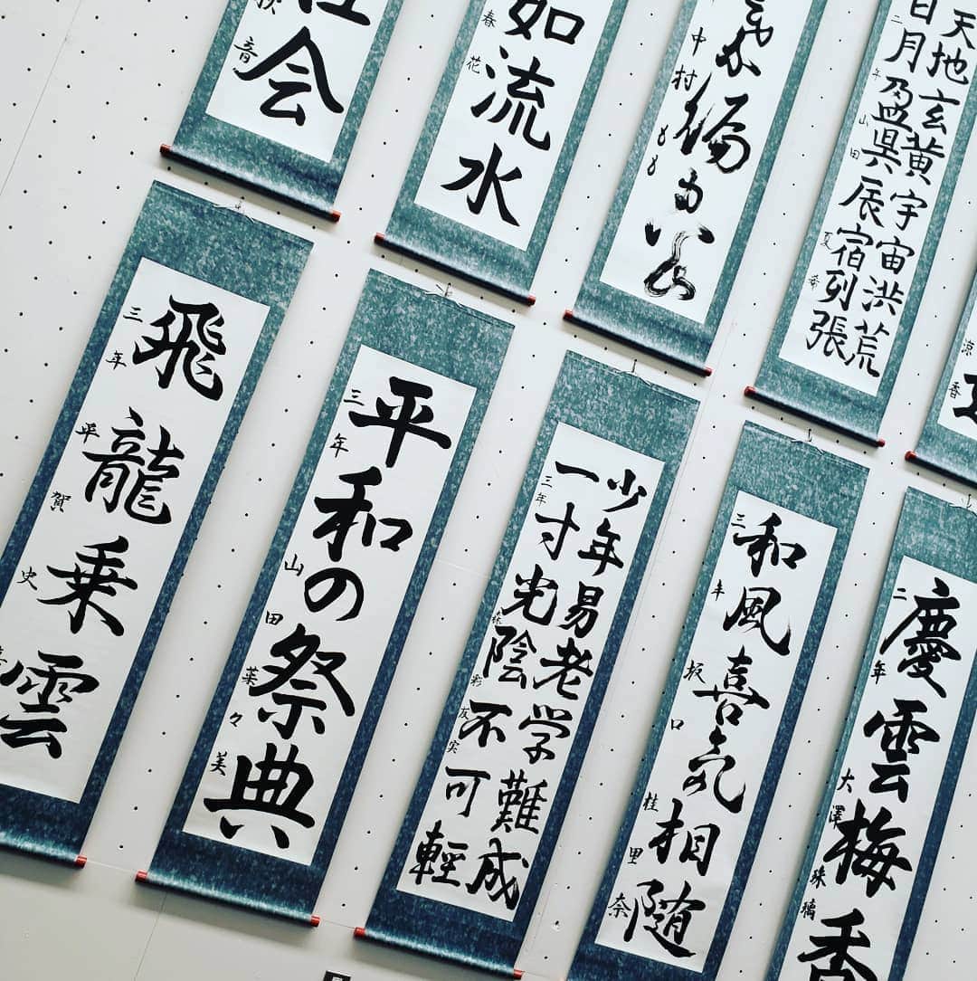 東朋宏さんのインスタグラム写真 - (東朋宏Instagram)「今日は家族で東京都美術館へ‼️ 娘の自慢の書を見てきました‼️ うーん。。。一年生じゃこんなもんかね。。。 まぁ、オレよりかは全然うまいけど。。。(笑)  それより中学生のレベルが凄かった‼️ 字が上手いってカッコいいよね～。 #東京都美術館 #書道 #書 #帰りはサイゼリヤで辛味チキン三昧 #子供がエスカルゴ食ってるのなんか面白い」2月16日 20時27分 - tomohiro_azuma