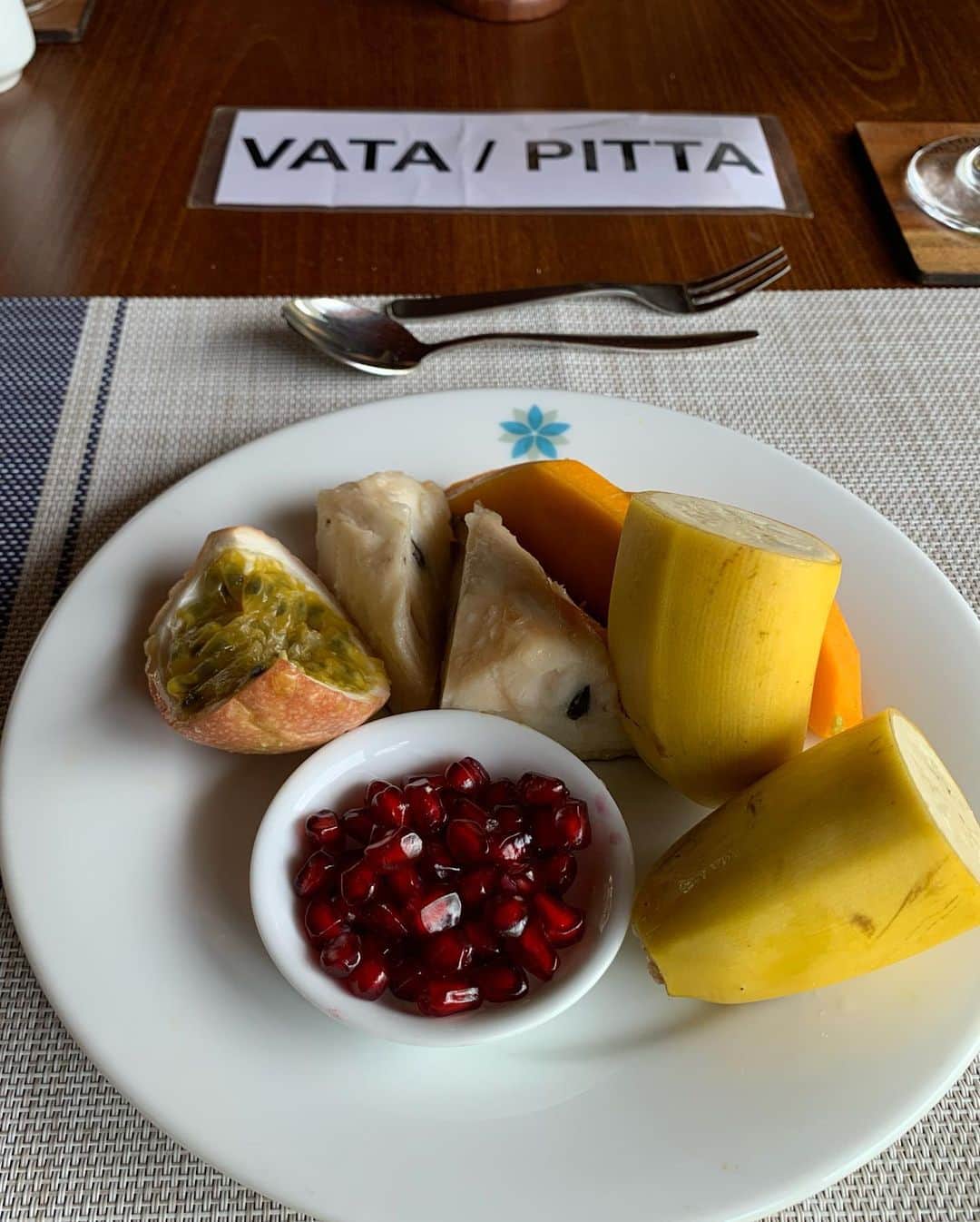 satomiさんのインスタグラム写真 - (satomiInstagram)「ご飯〜🍽 日本で食べないフルーツが沢山😊💓 * そして5日目で初めて気づいたカレーの 食べ方ww 3種類混ぜて食べるのが美味しいみたい！ * *  @karunakarala_srilanka #ayurveda  #resort  #srilanka  #スリランカ  #カルナカララ  #アーユルヴェーダ  #ヨガ  #ayurvedafood  #karunakarala  #resort  #yogajapan #サンセットヨガ #タビジョ  #海外旅行 #旅行大好き #🇱🇰 #スリランカ旅行 #一人旅 #帰りたくない」2月16日 20時33分 - saatoomii47