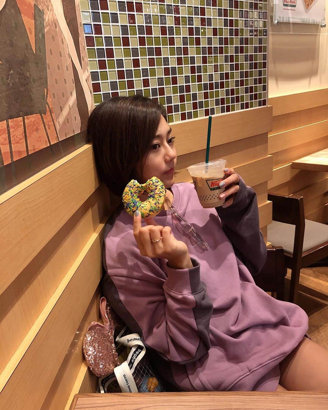 のインスタグラム：「こんな日もある…おいし。。だね🙊 ☕️🍩💜🙊🤍#さ私服」