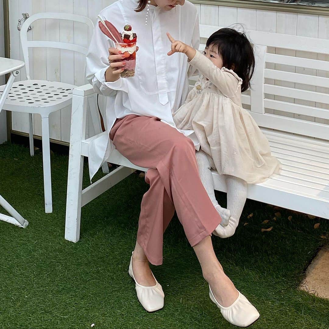 美生のインスタグラム：「🍓🍫﻿ ﻿ 昨日はお家LIVE見てくださった皆様﻿ ありがとうございました🙏🏻💕﻿ いろいろお話しさせていただけて﻿ 嬉しかったです🥰﻿ ﻿ ﻿ 食べてみたかった﻿ @livingorganics_ashiya の いちごパフェを…♡﻿ ﻿ 見事に﻿ @donobanweb のカラーパンツとリンク♡﻿ オフィシャルサイトで﻿ 完売してるカラーも﻿ zozotownにて発売中なので﻿ ぜひチェックしてみてくださいね💕﻿ ﻿」