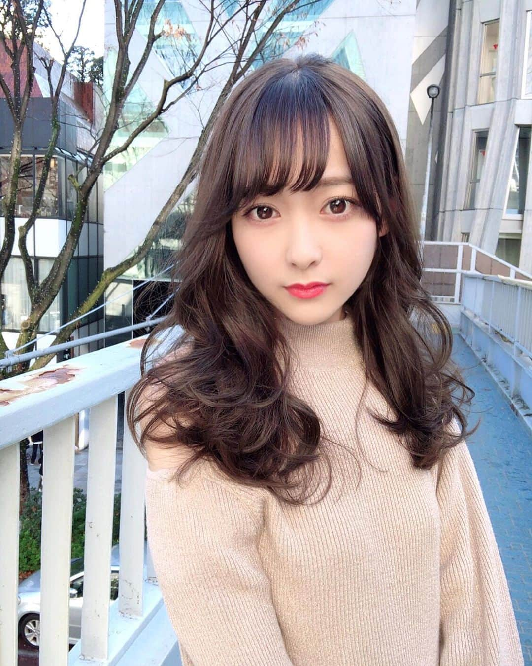 小西恭平さんのインスタグラム写真 - (小西恭平Instagram)「人気のヘアカラー✨﻿ ブリーチなしでできる透明感たっぷりのブルーとラベンダーをミックスしたカラーです😊✨﻿ 色がわかりやすいように日に当たった時の動画も載せています☝️☝️﻿ ﻿ オーダーをされる際は保存して提示していただけると分かりやすいです😊﻿ ﻿ ﻿ レイヤースタイルにするとよりアンニュイな雰囲気にも✨﻿ ﻿ ﻿ ﻿ ﻿ ﻿ ﻿ ﻿ ﻿ ﻿ オブヘア#美容院#美容室#透明感カラー#原宿#サロンモデル#ミディアム#美容師#グラデーションカラー#fashion #ヘア#アレンジ#ヘアアレンジ#make#zara#ロング#hair#グレージュ#ヘアスタイル#スタイリング#髪型 #メイク#シースルーバング#表参道#ショート#似合わせカット#渋谷#hairstyle#コニタンカット」2月16日 20時51分 - kyohei_konishi