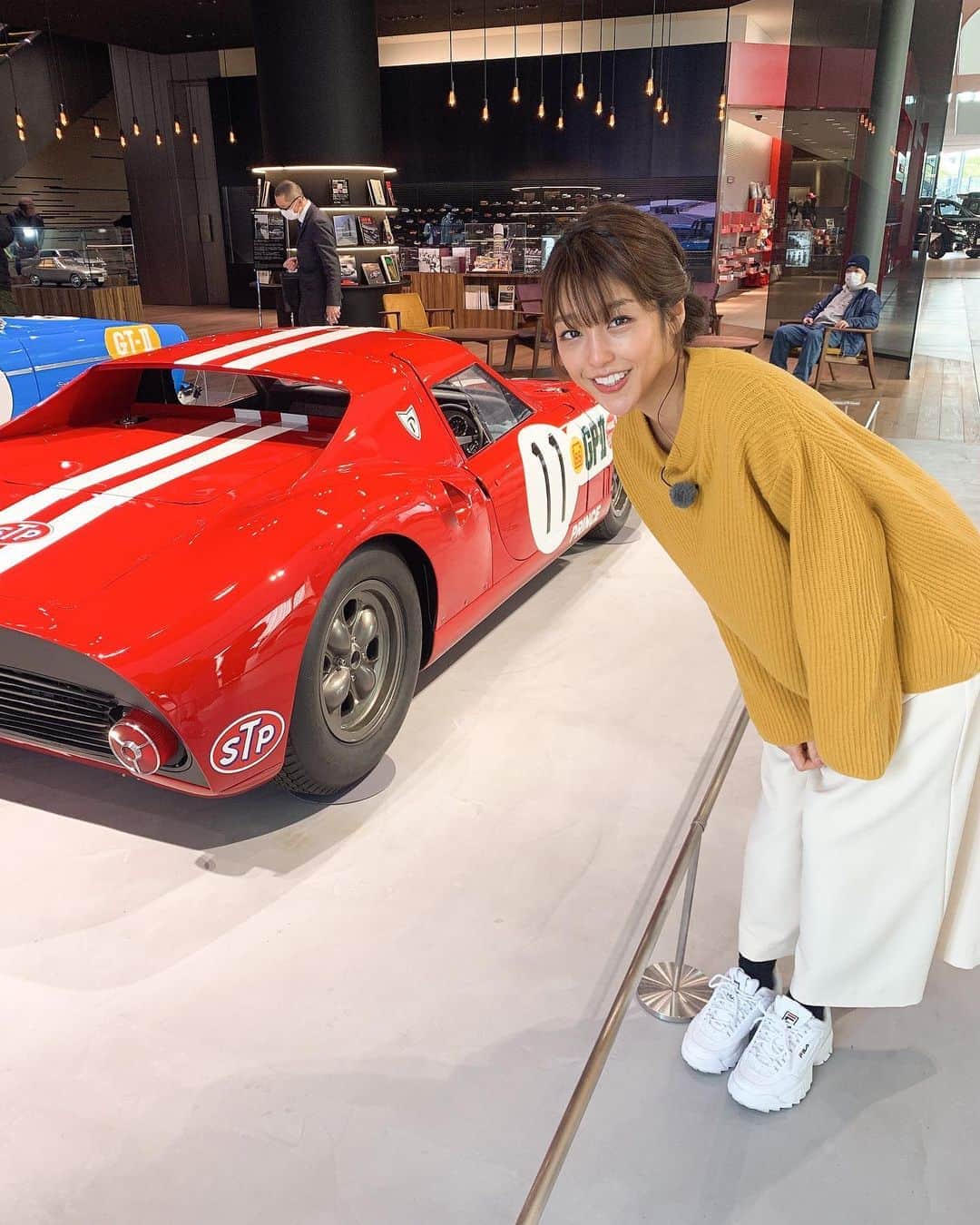岡副麻希さんのインスタグラム写真 - (岡副麻希Instagram)「🍓﻿ #スーパーgtプラス﻿ #テレビ東京﻿ ﻿ このあと23時半〜🚘🏁☺️﻿ 今シーズン開幕戦まであとすこし、、、！﻿ gt500に参戦する若手ドライバーのテスト密着も！！﻿ #supergt#gt500 ﻿ ﻿ いきなりレースと言われても、、、という方﻿ （私も一年前まで然りでした）﻿ そんな方に、まずこのゆるいシリーズから﻿ 見ていただきたいのです…🤤💐﻿ ただのもぐもぐたいむではないのが﻿ #ディーラー 巡りなのです✨✨✨﻿ ﻿ #日産グローバル本社ギャラリー﻿ #ホンダウェルカムプラザ青山 ﻿ ﻿ みなとみらいと青山の都会な空気を﻿ たくさん吸収した日でした🤤🕊 ﻿ ﻿ 渋いクルマの存在感に吸い込まれ、﻿ ツーショットお願いしました🥺﻿ #目もお尻もかっこいい﻿」2月16日 20時54分 - maki_okazoe_official