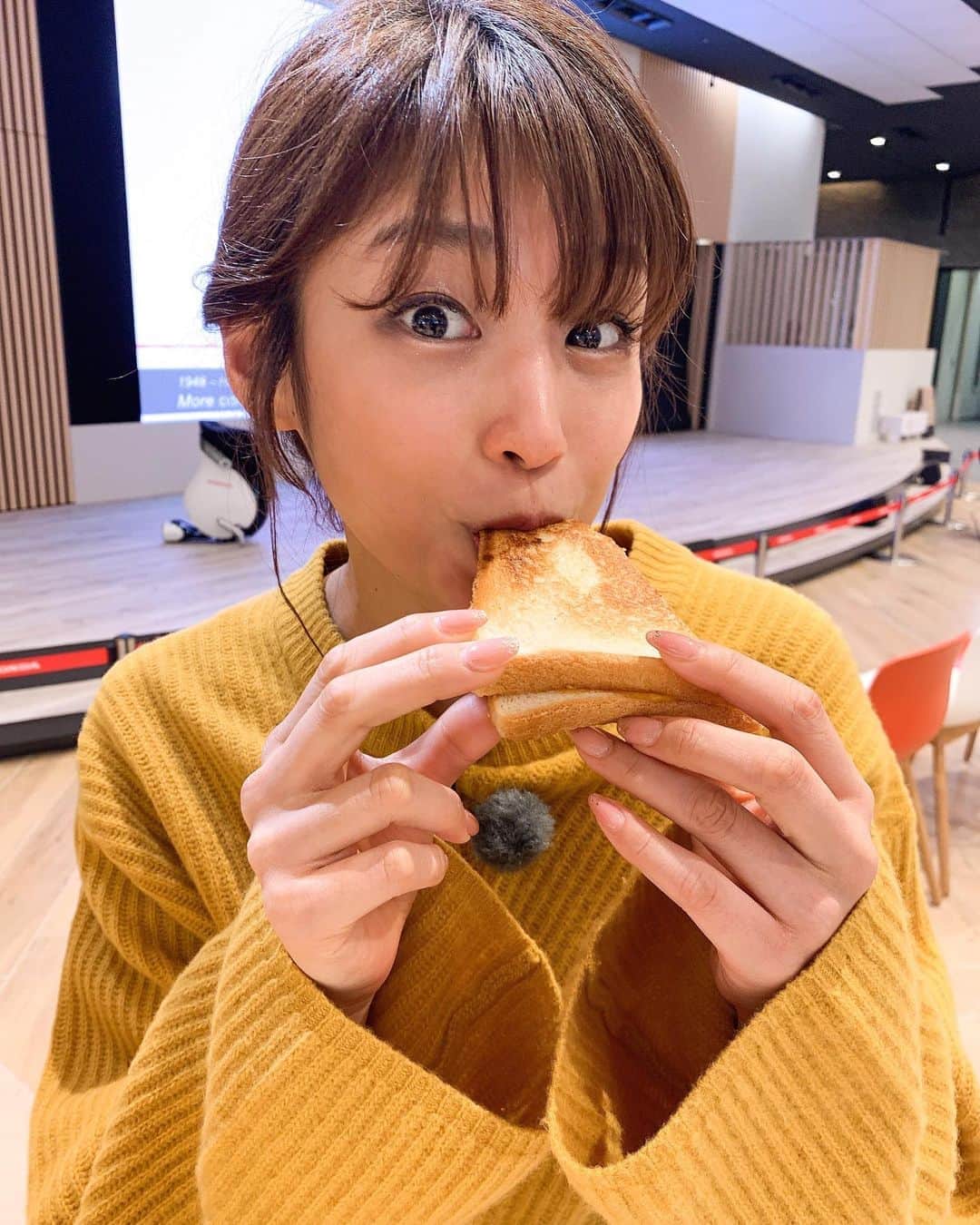 岡副麻希さんのインスタグラム写真 - (岡副麻希Instagram)「🍓﻿ #スーパーgtプラス﻿ #テレビ東京﻿ ﻿ このあと23時半〜🚘🏁☺️﻿ 今シーズン開幕戦まであとすこし、、、！﻿ gt500に参戦する若手ドライバーのテスト密着も！！﻿ #supergt#gt500 ﻿ ﻿ いきなりレースと言われても、、、という方﻿ （私も一年前まで然りでした）﻿ そんな方に、まずこのゆるいシリーズから﻿ 見ていただきたいのです…🤤💐﻿ ただのもぐもぐたいむではないのが﻿ #ディーラー 巡りなのです✨✨✨﻿ ﻿ #日産グローバル本社ギャラリー﻿ #ホンダウェルカムプラザ青山 ﻿ ﻿ みなとみらいと青山の都会な空気を﻿ たくさん吸収した日でした🤤🕊 ﻿ ﻿ 渋いクルマの存在感に吸い込まれ、﻿ ツーショットお願いしました🥺﻿ #目もお尻もかっこいい﻿」2月16日 20時54分 - maki_okazoe_official