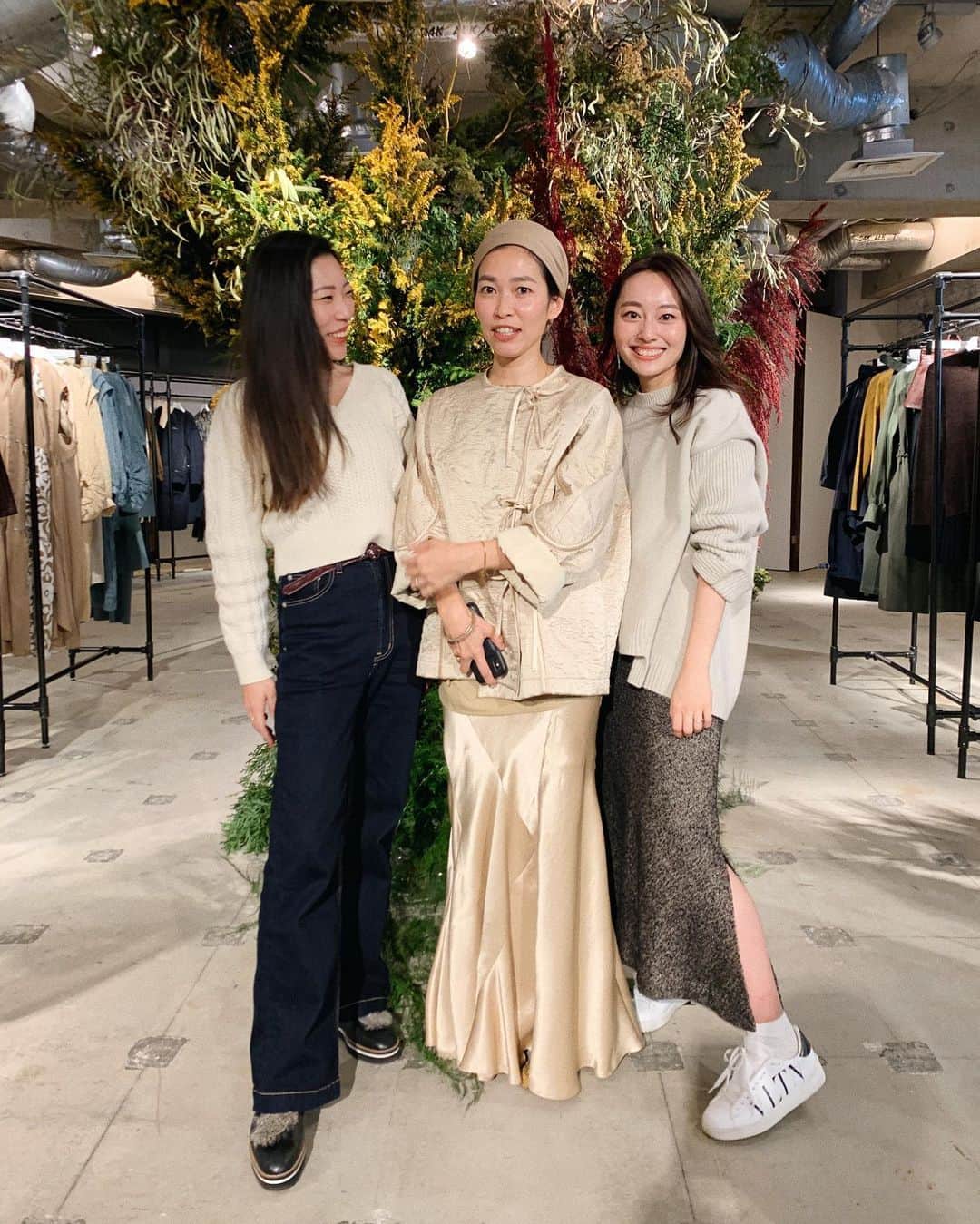 小祝麻里亜さんのインスタグラム写真 - (小祝麻里亜Instagram)「土日は義父の誕生日andバレンタイン💝で名古屋へ🥳✨先週は弔問もあったので、何だかんだ週の半分は名古屋におりました🚄 ． ． 写真は @mullerofyoshiokubo_official  展示会にお邪魔したときの💞💞2020秋冬コレクションです👌 ． 相変わらずお洋服が素敵すぎて一緒に行った 、まみちゃんとアウターを何度も試着👗同い年で全力で仕事を頑張る彼女と沢山話し、楽しかった１日でした🥰❣️ @uchidashinobu 本当に素敵でした！有難うございました🙇‍♀️ (眉メンテ頑張りましょう😂✨) ． ＿＿＿＿＿＿＿＿ #展示会 #mullerofyoshiokubo #fashion#exhibition #2020aw #셀피#셀스타그램#스타일링 #패션스타그램 #패션　 Thanks @uchidashinobu , @mob_shin」2月16日 21時01分 - maria_koiwai