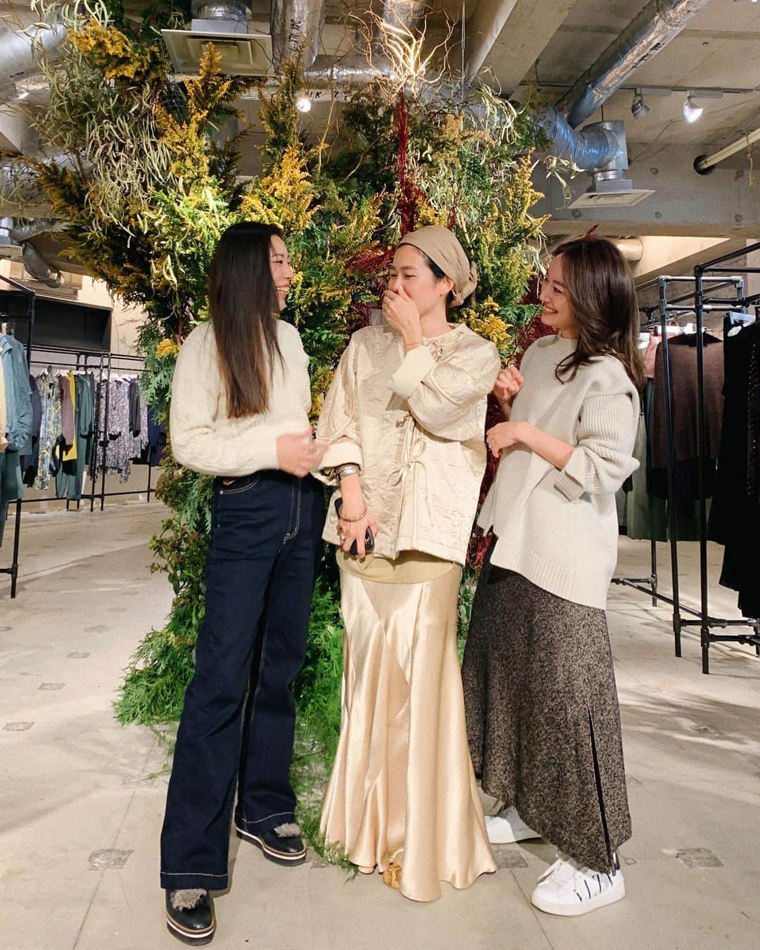 小祝麻里亜のインスタグラム：「土日は義父の誕生日andバレンタイン💝で名古屋へ🥳✨先週は弔問もあったので、何だかんだ週の半分は名古屋におりました🚄 ． ． 写真は @mullerofyoshiokubo_official  展示会にお邪魔したときの💞💞2020秋冬コレクションです👌 ． 相変わらずお洋服が素敵すぎて一緒に行った 、まみちゃんとアウターを何度も試着👗同い年で全力で仕事を頑張る彼女と沢山話し、楽しかった１日でした🥰❣️ @uchidashinobu 本当に素敵でした！有難うございました🙇‍♀️ (眉メンテ頑張りましょう😂✨) ． ＿＿＿＿＿＿＿＿ #展示会 #mullerofyoshiokubo #fashion#exhibition #2020aw #셀피#셀스타그램#스타일링 #패션스타그램 #패션　 Thanks @uchidashinobu , @mob_shin」