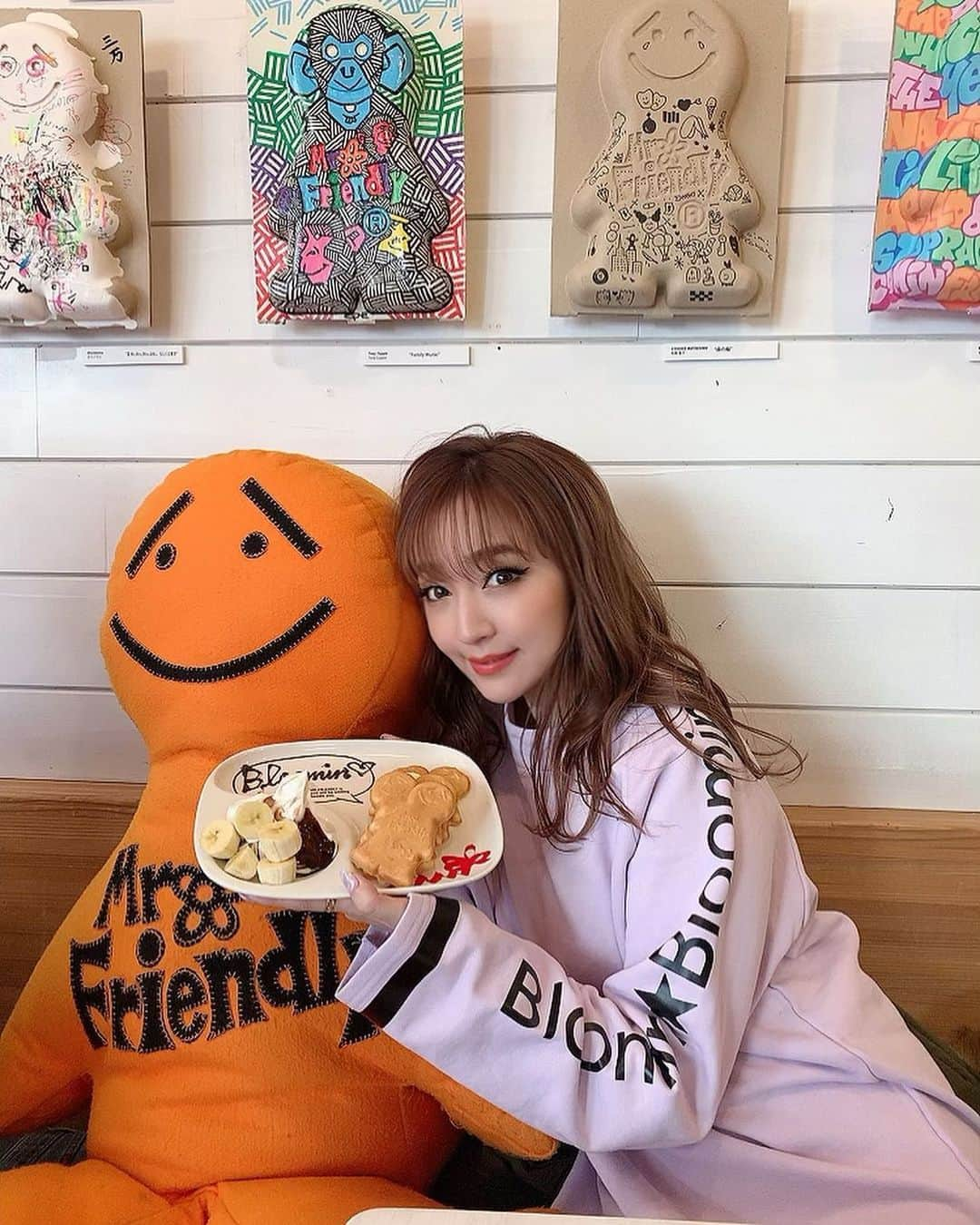 杉山佳那恵さんのインスタグラム写真 - (杉山佳那恵Instagram)「MR FRENDLYのcafe行ってきたよっ☺︎☺︎☺︎🧡 ・ 可愛いすぎてやばかった〜！！ 小さい時からこの子好きでお弁当箱とか買ってもらって嬉しかったなー(*´ω`*) ・ パンケーキに @bloomin_official って書いてもろたよ。いえーいっ🧡🧡🧡 ・ ・ #happy#mrfriendlycafe#mrfriendly#smile#かわいい#fashion#bloomin」2月16日 21時03分 - kanaxxy_0421