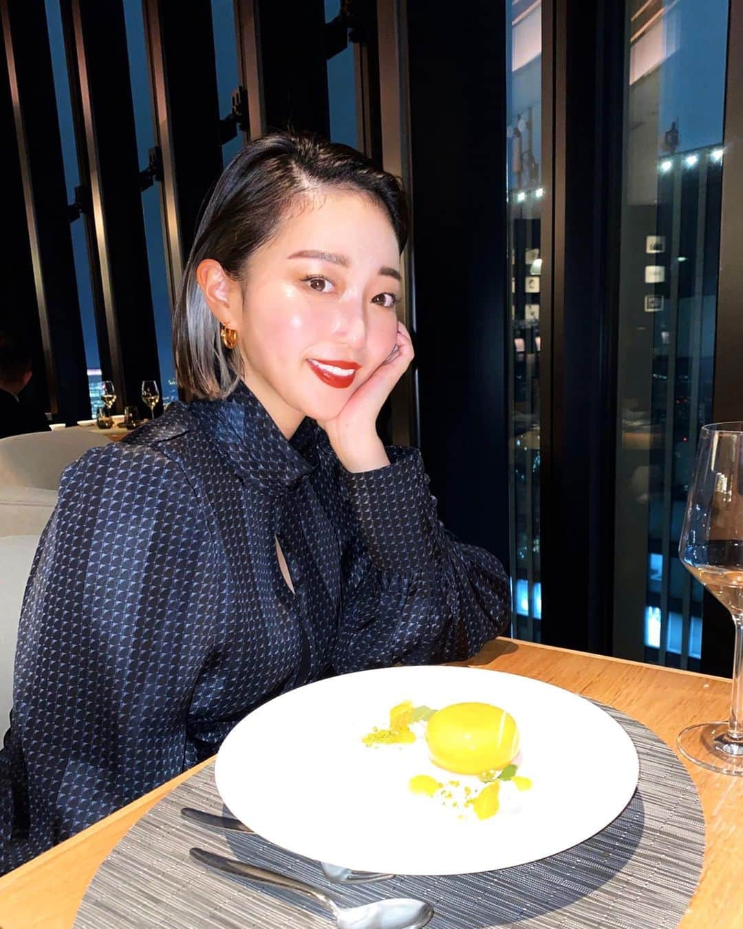 梅谷安里さんのインスタグラム写真 - (梅谷安里Instagram)「コンラッドでDINNER💋 C:GRILLで地産地消とサスティナビリティをテーマとした、とっても美味しいコースを頂いたよ♡ 地産地消の物を頂けるって嬉しい！！！ 日本酒のペアリングもしちゃった🍶 40階からの眺めも良くて素敵ディナーでした♥️🥰 #conradosaka#hotel  #conrad#dinner#osaka #コンラッド大阪#ディナー #🇫🇷#噂の平飼いたまご🥚」2月16日 21時05分 - anriworld