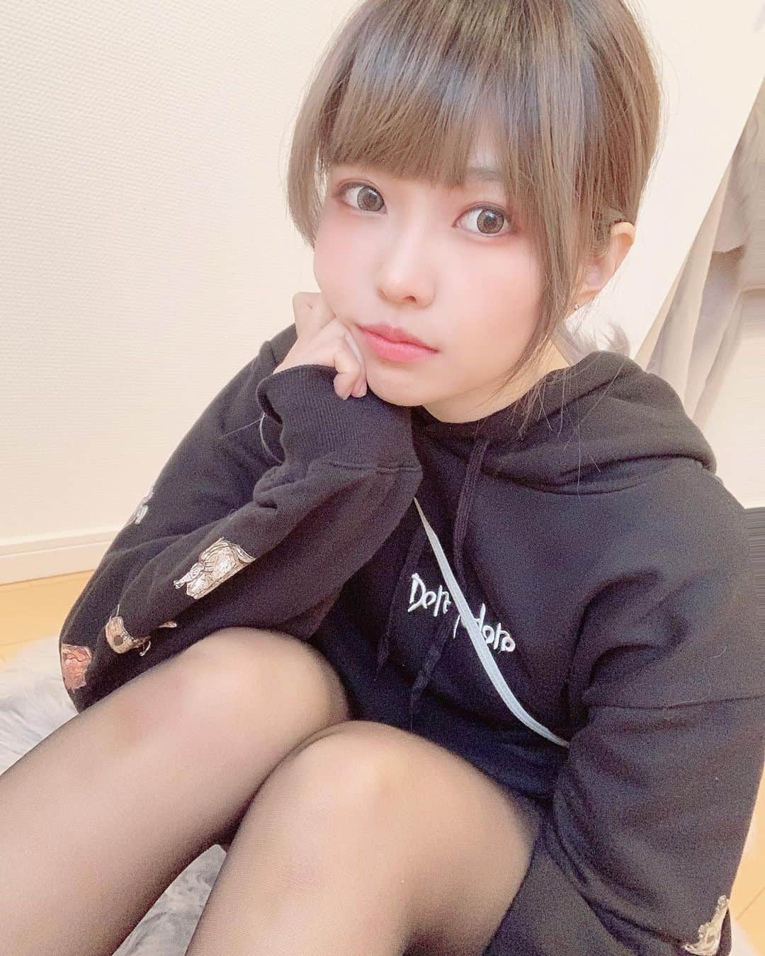 Elyさんのインスタグラム写真 - (ElyInstagram)「Do you like hoodie?I like wearing it with stocking 🖤 パーカー+ ストッキング着るのが好き🖤 冬天喜歡穿帽T+襪🖤  #elycosplay #dailyely #elydaily #blessed」2月16日 21時09分 - eeelyeee
