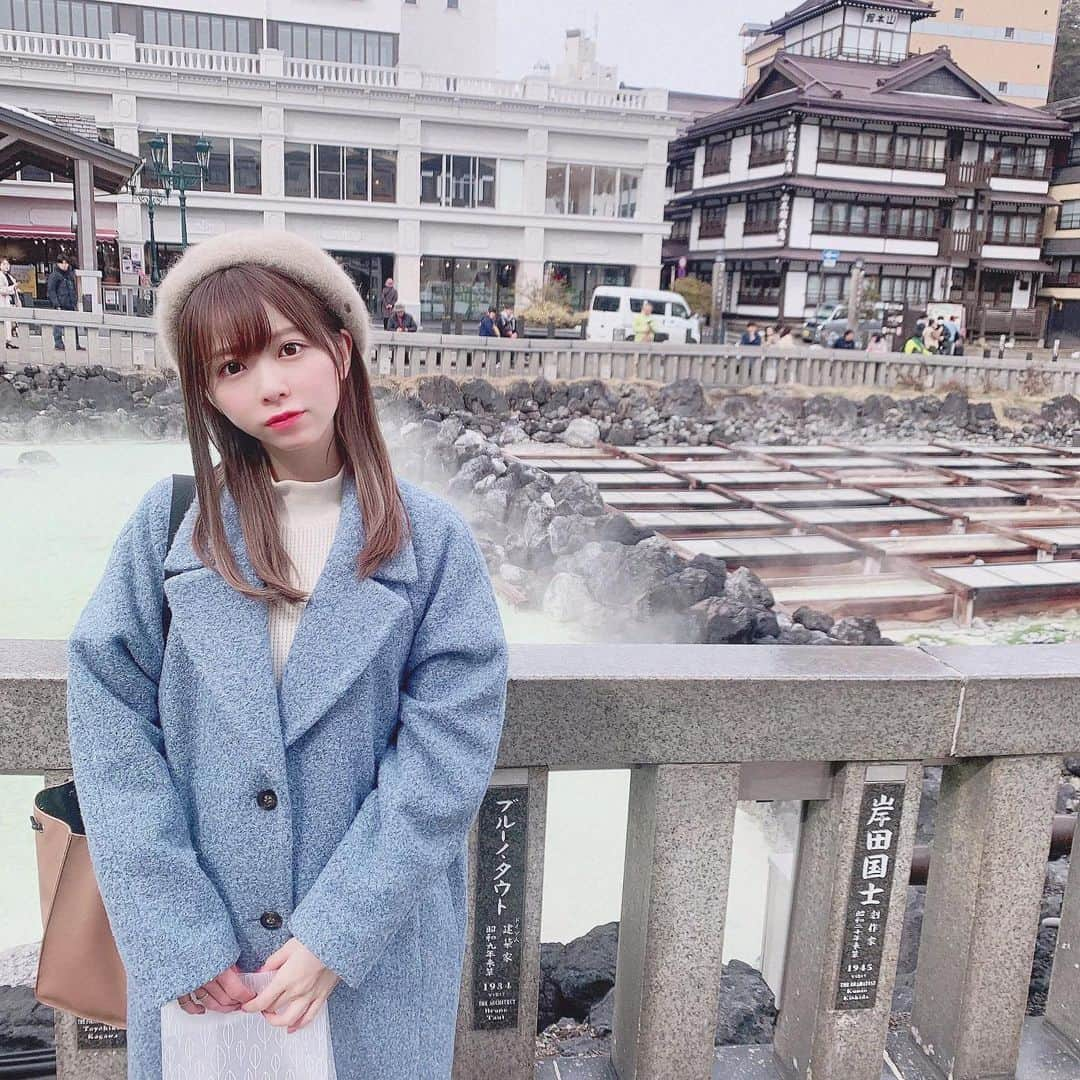 楠ろあさんのインスタグラム写真 - (楠ろあInstagram)「先日はイベントのために アンククロス表参道原宿店 @ankhcross_omotesando  安定のまほーんさん @mahon2525 に ロアエクステジョーカーの付け足しお願いしました🤍 ・ 12月の舞台からつけてるエクステを 付け足しだけでこんなに保っちゃってすごい 本当自然なので宣材もエクステで撮りました☺︎ ・ ・ そしてエクステにも余裕で効果大発揮してくれるミネコラトリートメント🖖🏻 @rr_salon.aoyama で　@kv_amn29 さんにお願いしました カラーしても本当に驚くほどトリートメント効果すごくて まとまり方えげつないのでイベントで珍しくストレートにしました ・ ・ ちなみにこの写真はバレンタインの日にバレンタインとは関係なく 兄夫婦と草津旅行にちょこっと癒されに行った時のです👶🏻 ・ みんなはバレンタインなにしてたの？ ・ ・ #アンククロス　#エクステ　#ロアエクステジョーカー #ミネコラトリートメント #トリートメント　#rrsalon #草津温泉　#湯畑」2月16日 21時14分 - roa.k6