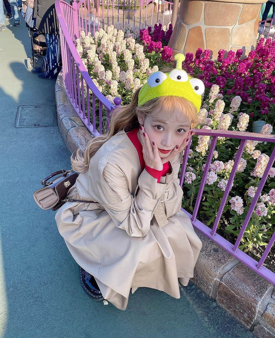 よねいはるかさんのインスタグラム写真 - (よねいはるかInstagram)「disney🤍🤍 この前いおり(りょん)が4日間泊まりに来てたから 久しぶりに３人で出かけた😋 安定の弾丸トーク。関西弁落ち着きます。 来月も会えるから楽しみ〜っ🎀🎀💞 #背景が真っ赤だったから変えちゃった笑😂」2月16日 21時24分 - rabbit____2