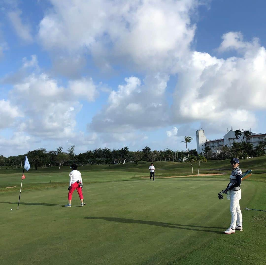 横田英治さんのインスタグラム写真 - (横田英治Instagram)「グアム合宿終了⛳️🎶 冬の間頑張っできたことの確認ができたようで安心😊  帰ったらまた基本の繰り返しですね〜😌 #ロサーセン #グアム #ロイヤルコレクション #キャロウェイゴルフ #ゴルフ女子 #ゴルフ男子」2月16日 21時24分 - eiji.17