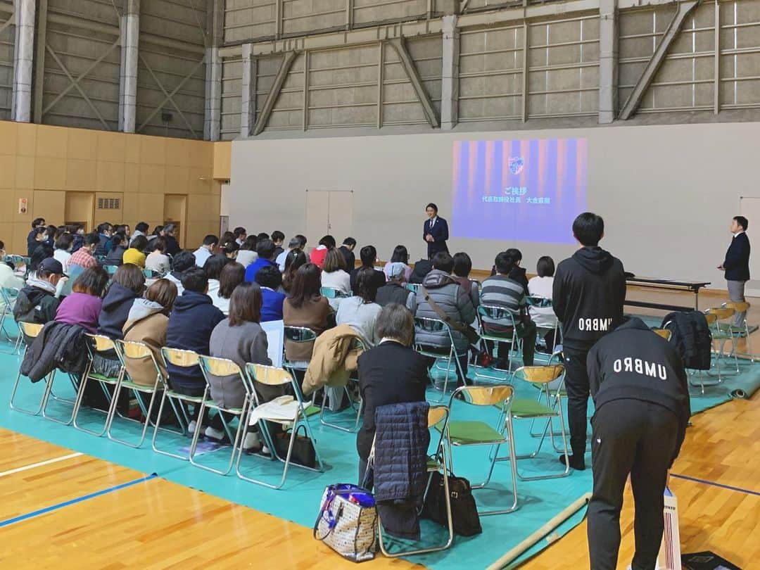 石川直宏さんのインスタグラム写真 - (石川直宏Instagram)「U15深川の保護者説明会がありました🤝 先日のU18・U15むさしの保護者説明会同様、今回も時間をいただいて想いを伝えさせていただきました。  カズさんの日経新聞のコラム読みましたか？  シーズンがスタートする今の時期、誰が出場して誰がベンチか、またはメンバー外か。プロの選手であってもかなり気にする部分です。気にしない選手なんていないけど気にしても良い事なんてないんです。  どんな状態であれ一喜一憂しない事。自分の場合は一喜一憂している自分に嫌気がさして、いつからか考えなくなりました。  その時に出来る最大限の積み重ねをしていく事にこだわる。矢印を自分に向け続ける事。そのマインドで継続していけば、必ずチャンスを引き寄せ、少ないチャンスであっても掴む事ができる。  育成年代は特に環境やからだの変化が目まぐるしい。知識が増えれば選択肢も増える。更なる競争も生まれて外に意識が向いてしまう機会も多いけど、そんな中でも矢印を自分に向けながら取り組める選手・人間こそがより成長する。  ブレない人間などいない。 その時々で今の自分のマインドがどんな位置にあるのか。矢印を向けながら自分を客観視でき、行動に移せる選手・人間へと育つ為のサポートをしていきたいと思います。 . #保護者説明会 #FC東京U15深川 #fctokyo #FC東京 #tokyo #blueandred #青赤魂 #FC東京ファミリー #一体感 #fctokyoclubcommunicator  #FC東京クラブコミュニケーター #CC」2月16日 21時18分 - sgss.18