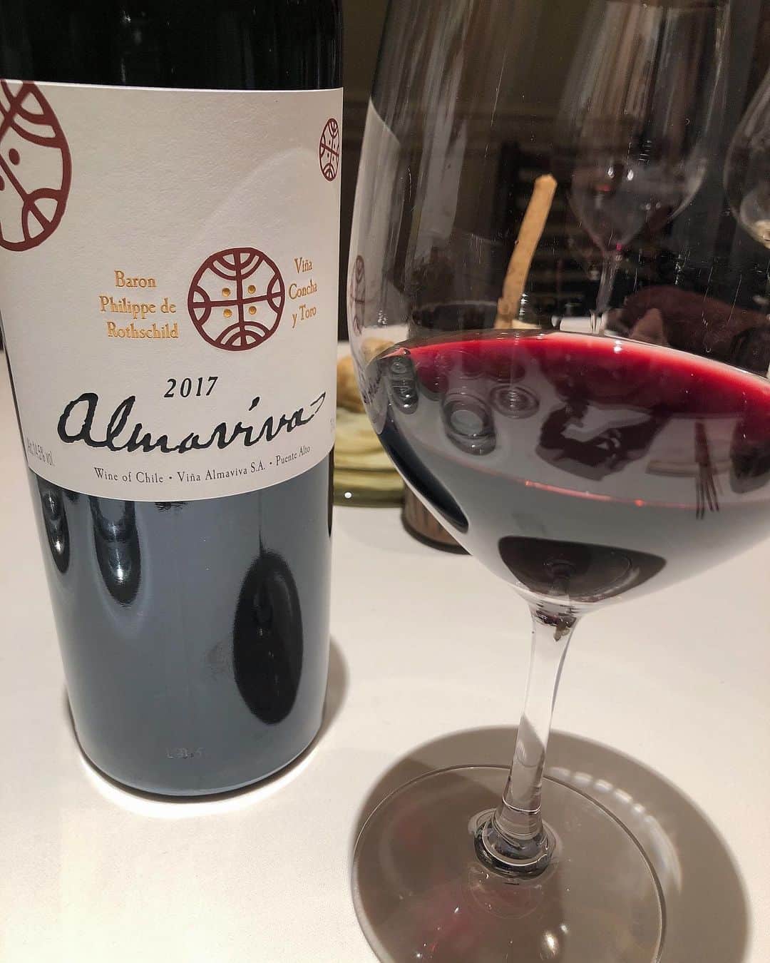 浦田麻緖さんのインスタグラム写真 - (浦田麻緖Instagram)「麻緖の今宵のワイン🍷  #アルマヴィーヴァ2017 正直、今まで飲んだアルマヴィーヴァの中で1番美味しかったんだけど、なんでだろ？2017年が美味しいのか？状態がすごく良かったのか？飲み頃だったのか？ソムリエさん、何故だか教えてほしいーー🙏😂❗️ 私の大好きなナパ系よりなワインに感じた🍷  そして、wineのお供は、 #ホテルニューグランド　の #フレーバークッキー　🍪  チーズ好きにはたまらない、クッキー🍪 味も四種類楽しめて、トマト、バジル、チェダーチーズ、ゴルゴンゾーラ‼️ 濃厚チーズな上に、ホロホロ食感もたまりません🤤  #アルマヴィーヴァ  #2017 #wine #チリ　#ワイン好き #今宵のワイン　 #ホテルニューグランド　#横浜 #ザカフェ　#クッキー　#チーズ #ソムリエさん　#教えて下さい #ワイン好きな人と繋がりたい」2月16日 21時18分 - mao.urata