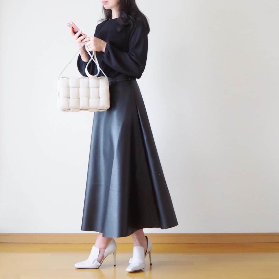 hanaのインスタグラム：「outfit❄️ * black☺︎ * 足首をぐきっとしたところだけど いちおう撮れてるし…まぁいいか笑 そして このフレアスカートもフェイクレザー。 * #uniqlo #cookiechocolate #charleskeith_jp #bottegaveneta #zara (rings)」
