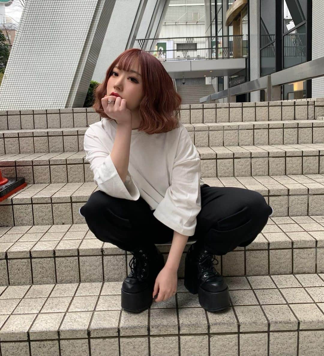 おもてちゃんのインスタグラム：「. m_mignonポップアップストア大阪、3日間無事に終了致しました。 大阪の方はほんとのほんとに面白い方が多くて、お話しながらずっと笑っていましたありがとうございました😂 . また必ず関西来ますね！ . 新作商品 ◎白T 以前出していたビッグTシャツが七分丈になって春夏仕様になりました。 ◎ジャージパンツ ロゴ入りジャージです。S〜LLまで用意しています。 . 来週はポップアップの福岡！ より多くの方にお会い出来るように願っています🌈🌈」