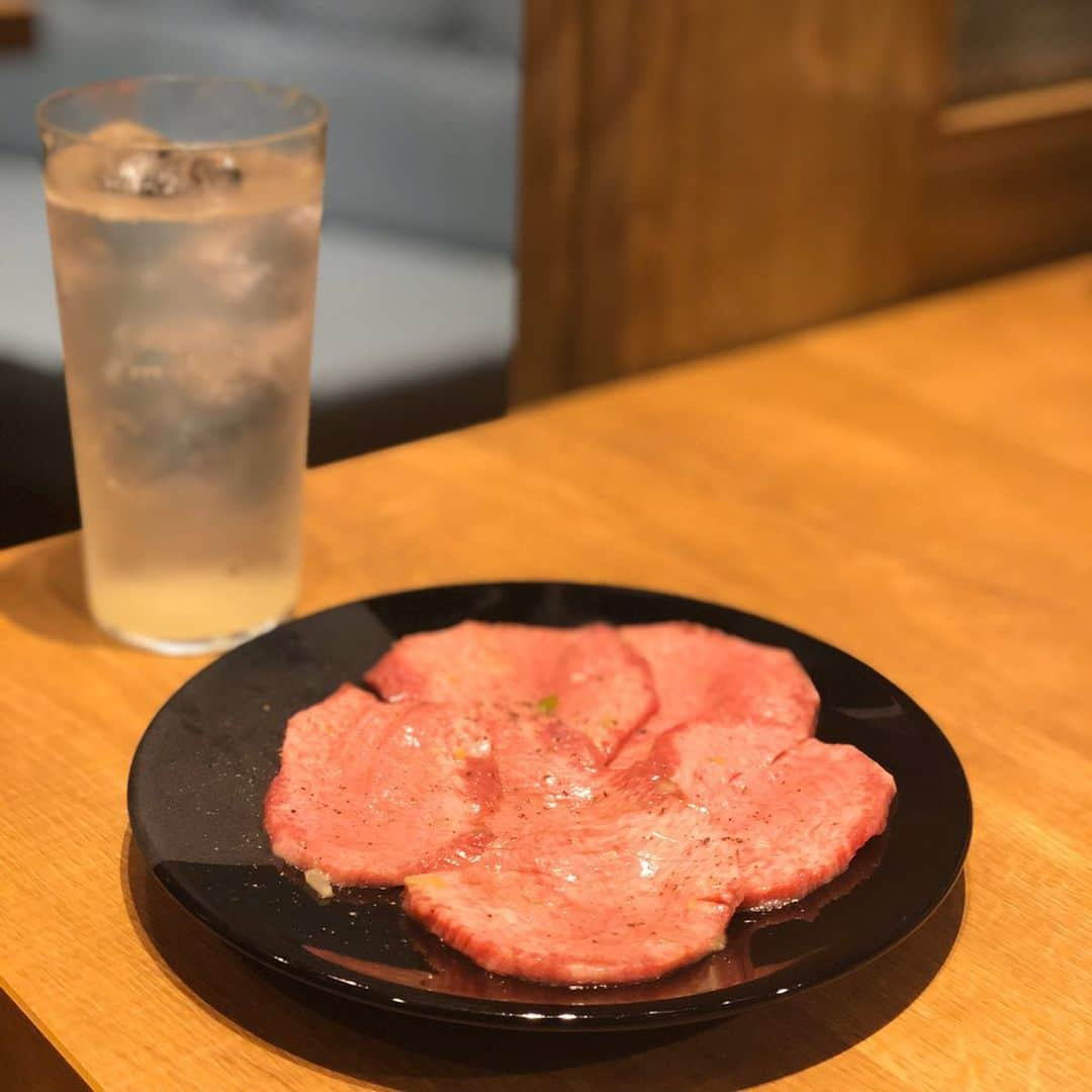 菊池かなこさんのインスタグラム写真 - (菊池かなこInstagram)「. カフェみたいな可愛い内装だけど 渋谷に新しくopenした焼肉屋さん 渋谷焼肉 弱肉強食 @sibuya1129 . こちらのお肉は雌牛一筋で 食べログ100名店にも選ばれた、 世田谷の名店から卸し入れた上質な純和牛を使っているそう🐮 . この日は和牛五種盛りをいただきました✨ ▪︎和牛タン ▪︎サーロイン ▪︎牛モモ ▪︎ヒレ(ステーキ風グレービーソース) ▪︎リブロース(すき焼き風ソース) ▪︎ハラミ . お肉が美味しいのは勿論のこと お肉に合わせて提供されるタレやトッピングがまた😋 バター＋レモンの組み合わせ最高でした❤︎ 体に優しい素材にこだわっていて、 有機野菜や無農薬米を使っているそう🌿 . リーズナブルでカリフォルニアワインのリストが豊富🍷 . 場所は道玄坂の上の方なので 渋谷駅からは少し歩くけど静かで落ち着いたエリア🎶 神泉とか南平台からも近いです☺︎ . . 📍焼肉 弱肉強食 050-5456-4739 東京都渋谷区道玄坂1-17-7 3F . .」2月16日 21時33分 - canana_kanako