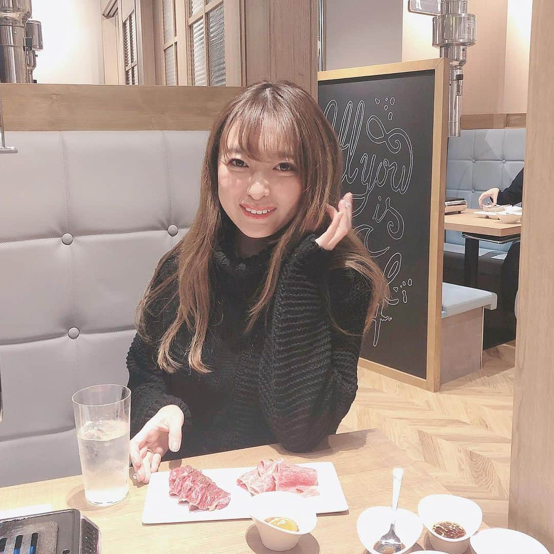 菊池かなこさんのインスタグラム写真 - (菊池かなこInstagram)「. カフェみたいな可愛い内装だけど 渋谷に新しくopenした焼肉屋さん 渋谷焼肉 弱肉強食 @sibuya1129 . こちらのお肉は雌牛一筋で 食べログ100名店にも選ばれた、 世田谷の名店から卸し入れた上質な純和牛を使っているそう🐮 . この日は和牛五種盛りをいただきました✨ ▪︎和牛タン ▪︎サーロイン ▪︎牛モモ ▪︎ヒレ(ステーキ風グレービーソース) ▪︎リブロース(すき焼き風ソース) ▪︎ハラミ . お肉が美味しいのは勿論のこと お肉に合わせて提供されるタレやトッピングがまた😋 バター＋レモンの組み合わせ最高でした❤︎ 体に優しい素材にこだわっていて、 有機野菜や無農薬米を使っているそう🌿 . リーズナブルでカリフォルニアワインのリストが豊富🍷 . 場所は道玄坂の上の方なので 渋谷駅からは少し歩くけど静かで落ち着いたエリア🎶 神泉とか南平台からも近いです☺︎ . . 📍焼肉 弱肉強食 050-5456-4739 東京都渋谷区道玄坂1-17-7 3F . .」2月16日 21時33分 - canana_kanako