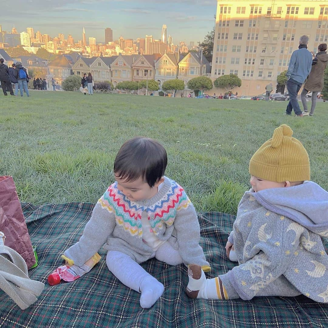 岸本セシルさんのインスタグラム写真 - (岸本セシルInstagram)「親子🐔🐥🌈 幼き頃に見ていたフルハウスのオープニングに流れてくる場所！🏘 まさか行けるとは❤️ (sanfrancisco にあると知らなかった笑)  滞在中ずっとアテンドしてくれたK familyありがとうございました🥺❤︎ Tちゃんの娘が同い年で一緒にブランコ乗ったりもして楽しかったなー🌼また遊ぼうね！  次は暖かい時期に行きたいな✨  sanfrancisco はまた行きたい場所になりました✌️❤️ #sanfrancisco  #親子　#フルハウス」2月16日 21時28分 - cecil_lu