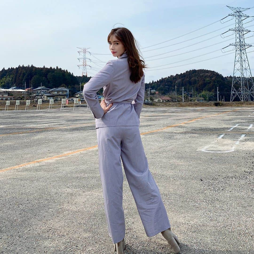 得あゆさんのインスタグラム写真 - (得あゆInstagram)「ただの駐車場⛰ インスタ映えでもなんでもない場所でごめんなさい。笑 ・ もう春服🌸 このセットアップ　@ladymade_official の💜 可愛くない？？？☺️ 私は身長が高いからMサイズです💜 ・ ・ ・ ・ ・ ・ ・ ・ ・ #春#春服#セットアップ#スタイル#スーツ#春コーデ#コーデ#桜#私服#大人可愛い#大人カジュアル#オトナ女子#カジュアル#かっこいい女性#インスタ映え#カメラ女子#写真#ヒール#靴#撮影#モデル#女子旅#旅行#タビジョ#springfashion#springflowers#japanesegirl#style#setup#ladymade」2月16日 21時35分 - tokuayu819