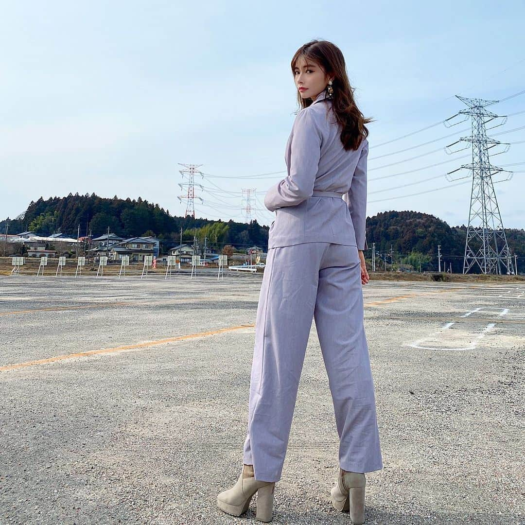 得あゆさんのインスタグラム写真 - (得あゆInstagram)「ただの駐車場⛰ インスタ映えでもなんでもない場所でごめんなさい。笑 ・ もう春服🌸 このセットアップ　@ladymade_official の💜 可愛くない？？？☺️ 私は身長が高いからMサイズです💜 ・ ・ ・ ・ ・ ・ ・ ・ ・ #春#春服#セットアップ#スタイル#スーツ#春コーデ#コーデ#桜#私服#大人可愛い#大人カジュアル#オトナ女子#カジュアル#かっこいい女性#インスタ映え#カメラ女子#写真#ヒール#靴#撮影#モデル#女子旅#旅行#タビジョ#springfashion#springflowers#japanesegirl#style#setup#ladymade」2月16日 21時35分 - tokuayu819