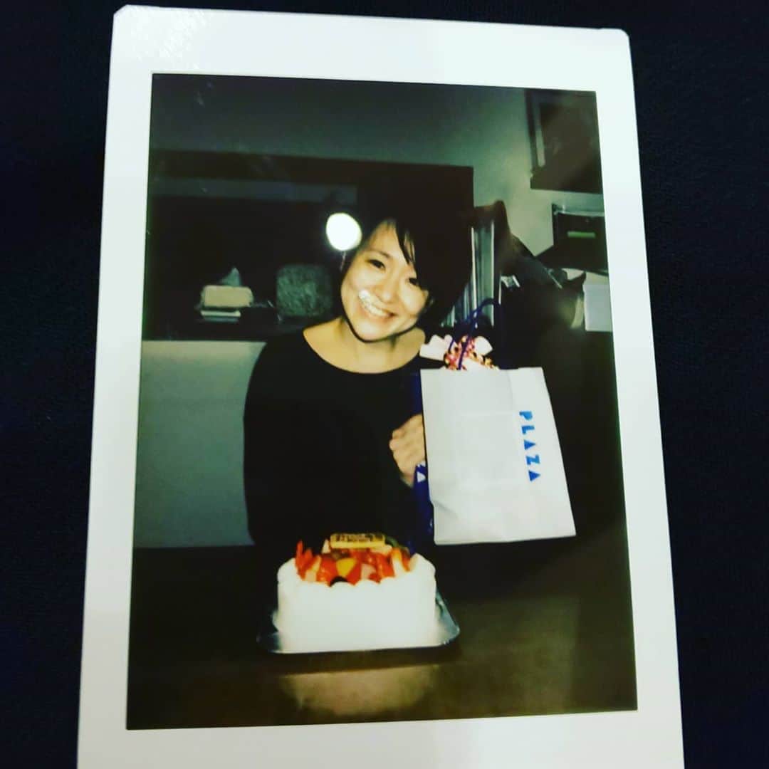 上田悦子さんのインスタグラム写真 - (上田悦子Instagram)「誕生日です🎂 今までやったことない事にも チャレンジする１年にしたいです✨ 楽しいこと誘ってください😚💕 #誕生日#42歳 #ポラロイドカメラで撮影 #メッセージありがとうございます😊」2月16日 21時36分 - uetsuko