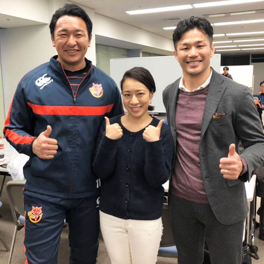 長澤彩子のインスタグラム：「神奈川県ミニラグビーファイナルカップ 🏆RWCの決勝の地、日産スタジアムで賑やかに開催されました🏉  今年で10回目を数える大会。 雨の中、28チームによるレベルの高い試合が繰り広げられました☺️オフロードとかガッツリやってた👏  同時開催されたレッツラグビーフェスティバルのトークショーでは #廣瀬俊朗 さんと #望月雄太 さんに幼少期のお話などを楽しく伺いました☺️ 浜畑さんはサインに囲まれてました😂さすが👏  ラグビー体験会では #桐蔭学園 の花園優勝メンバーが活躍👍今日一日よく頑張りました👏←先輩風ぴゅ〜🌪 #bigblues の下山さん、在田さんにも快くご協力頂きました🙇‍♀️ ・ カップ戦決勝は #林敏之 さんもっちーさんの生解説付き☺️自身も初実況で新しい角度からラグビーに触れられました🏉  私の地元 #相模原ラグビースクール が初優勝🏅 #藤沢ラグビースクール のDFも素晴らしかったです👏  ラグビーを通しで子どもたちの笑い声が沢山聞けて、とっても幸せな時間でした🍀  子どもたちの笑顔を作るお仕事、これからもしていきたいな☺️ #rugby #東芝サンドイッチ」