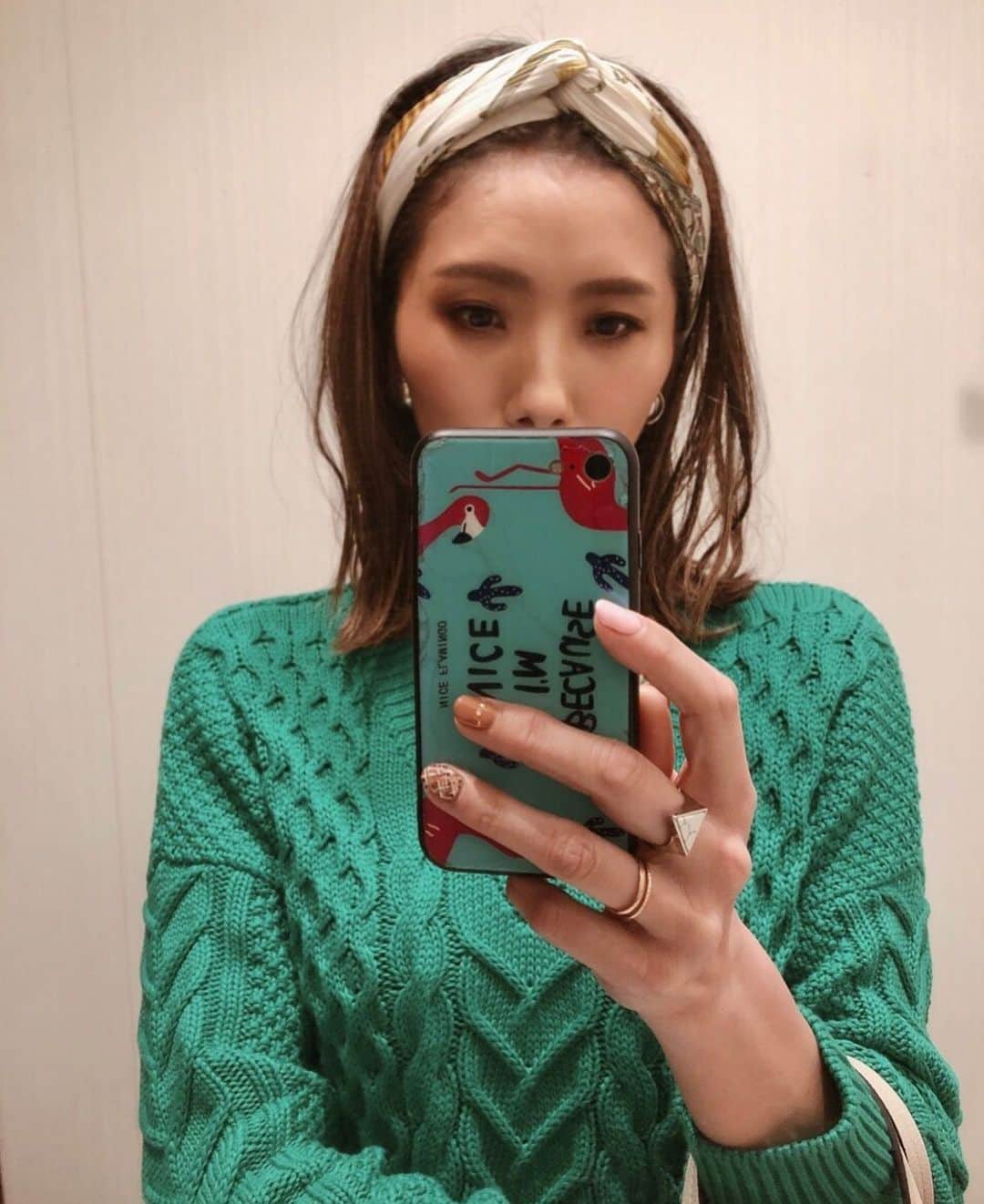 のインスタグラム：「* * もう何年も使ってる ミントグリーンのカラーが入ったHERMESのプリーツスカーフに、 * * ビビッドカラーの春物のケーブルニット、 * * 割れててもお気に入りでなかなか変えられないフラミンゴのiPhoneケース🦩 * * 特にすごく好きでもない緑に囲まれているよ🤗 * * #fashion#coordinate#ootd#outfit#instafashion#fashiongram#knit#cableknit#green#greenknit#hermes#ファッション#コーディネート#春コーデ#ケーブルニット#プリーツスカーフ#エルメス#スカーフ#フラミンゴ#緑#普通」