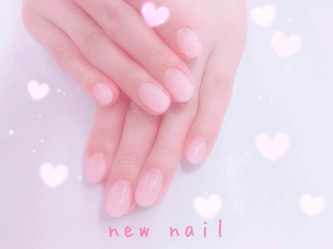 佐藤もも子のインスタグラム：「new nail💓  少しはやいけど さくら色ネイル💅🌸 #ネイル　#さくらいろ #春ネイル　#スプリングネイル　#スプリングカラー　#ラメ　#キラキラ　#ピンク　#nail  #グラデーション　#オフィスネイル」