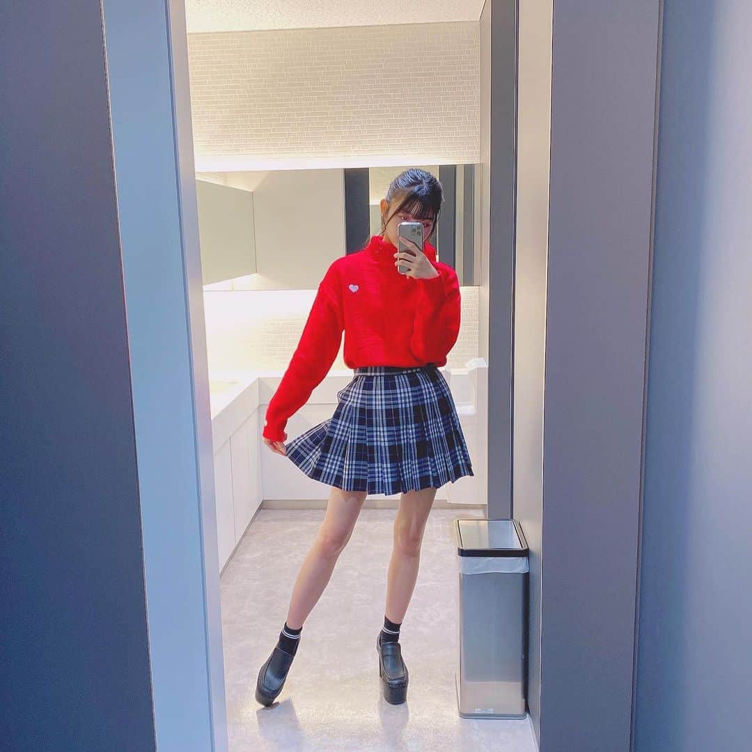 本島莉々果さんのインスタグラム写真 - (本島莉々果Instagram)「⋆⑅ ⋆⑅ ⋆⑅ 昨日の衣装の全身はこんな感じ🌹 ⋆⑅ ⋆⑅ #赤ニット #チェックスカート #プリーツスカート #emoda #全身 #鏡」2月16日 21時49分 - motoshimaririka