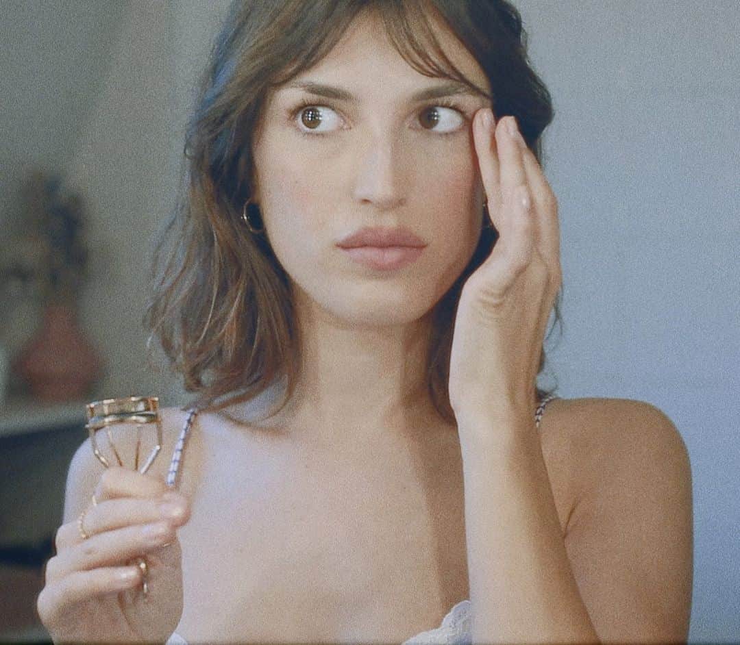 Jeanneのインスタグラム：「Happy to announce the launch of our new eye makeup line , REGARD 🌹👀 by @rouje (link in story)」