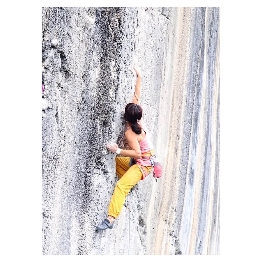 小林由佳のインスタグラム：「I like climbing as much as melts my face into the rock. Melty Kiss🤤 ・ ・ 最近はこんなかんじです。 めるてぃーきっす ・ ・ #遅ればせのバレンタイン 🍫」