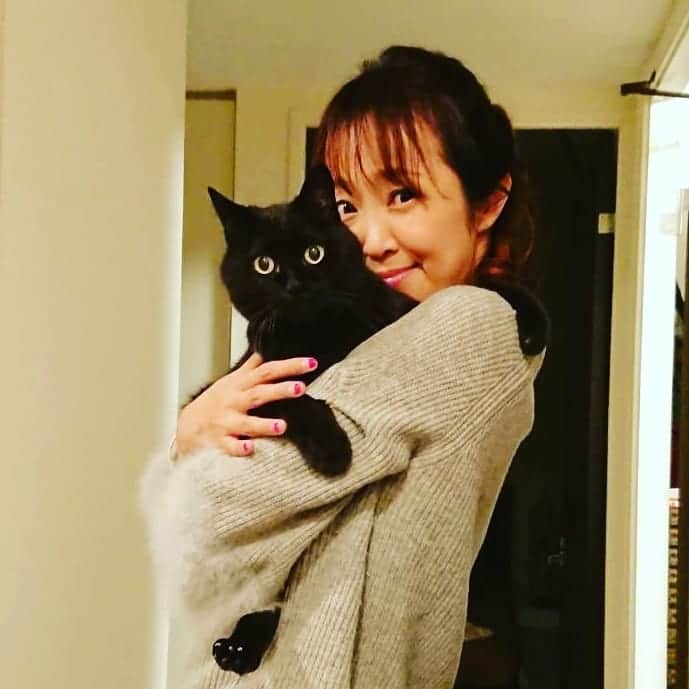 のインスタグラム：「MY  LOVE 💘💘💘 #🐈 #猫 #メルシー #ありがとう #家族 #猫部 #黒猫 #blackcat #nocatnolife #catstagram #cat #cats #love #family #thankyou #ねこすたぐらむ #ぬこ」