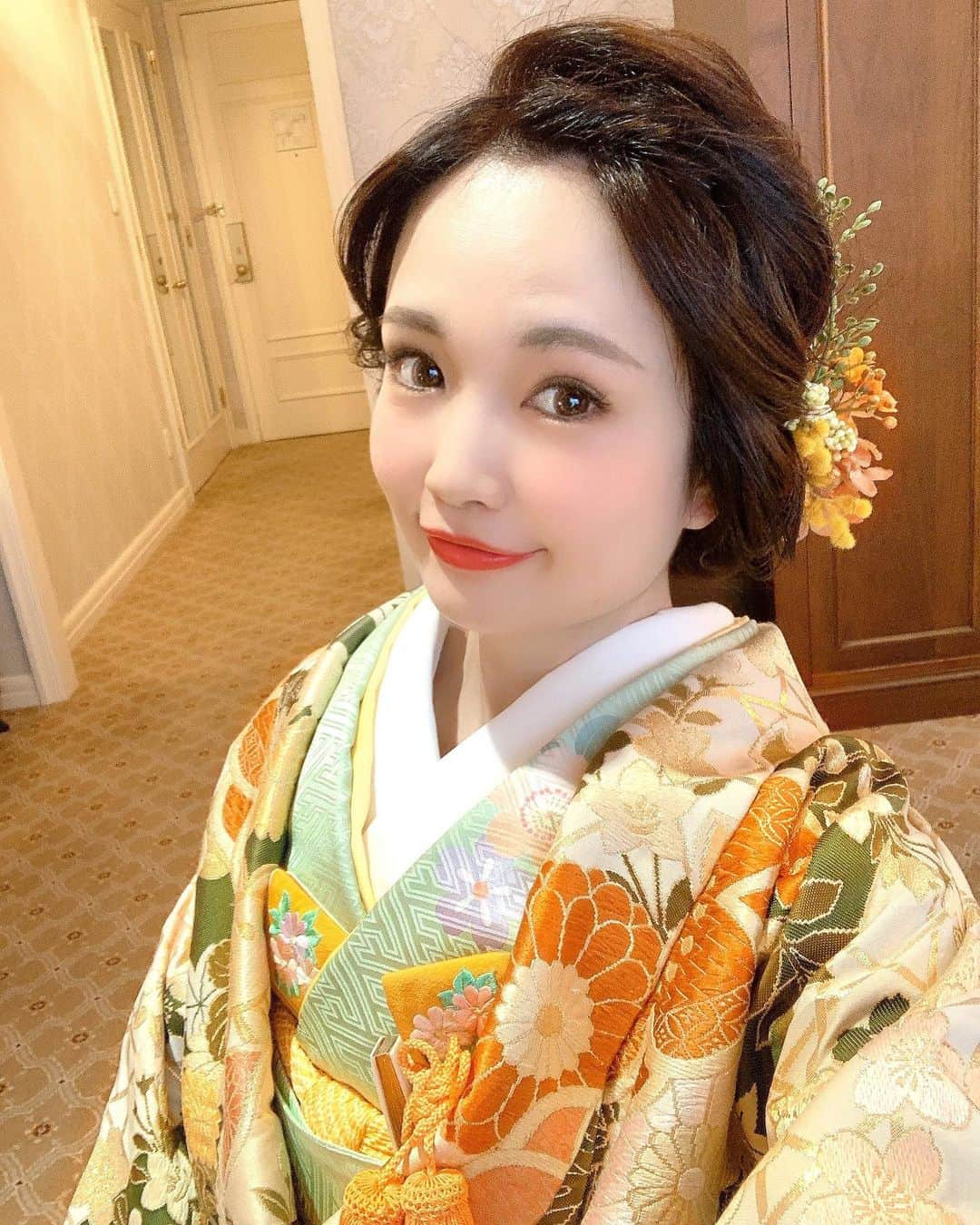 浅井麻里さんのインスタグラム写真 - (浅井麻里Instagram)「👘✨﻿ ﻿ 本日もウェディングモデル💐﻿ ﻿ この写真は前回のだから、﻿ ストーリーにアップしたのとはまた別の👘﻿ ﻿ 普段は前髪上げることないから、﻿ 着物やドレスでオールバックヘアにしてもらうと﻿ かなり新鮮💕気分変わるー💕😆﻿ ﻿ ﻿ 3枚目に動画もアップしたから見てね⏩﻿ ヘアセットが素敵❤️💐﻿ ﻿ ﻿ #色打掛#色打ち掛け#ウェディングモデル#ブライダルモデル#着物#ウェディング#ブライダル#春カラー#オールバック#kimono#wedding_mari」2月16日 22時01分 - mari_asai_625