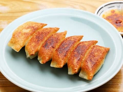 のインスタグラム：「いやぁ、町中華ってホッとするし、心に染みるし、最高だなぁ♡ おじさんが美味いと言うものは、間違い無いのだ♪  先程、テレビ東京『爆問THE看板メニュー【町中華!すべて980円以下!激ウマ名店25軒SP】』で紹介されていた町中華の中で、僕が担当しているコラムで取材ロケに行ったお店、結構出てたー！  ご紹介しまーす！  その❶✔︎浅草を代表する「握りたて餃子」がこれだ！ 江戸っ子3代目当主が握る、ウマすぎる餃子の老舗 https://www.gnavi.co.jp/dressing/article/21045/  その❷✔︎これが「餃子」の名店だ！ ”酢コショウ”発祥の店、赤坂『珉珉（みんみん）』の焼き餃子がとにかくうまい https://www.gnavi.co.jp/dressing/article/22482/  その❸✔︎シャキほろ餡が絶品！餃子マニアが400回通った！下北沢『珉亭』のノスタルジック餃子が驚異的にうまい https://www.gnavi.co.jp/dressing/article/20461/  その❹✔︎香りだけでご飯3杯いける！芸人が集う中華定食屋『尚チャンラーメン』のニンニク多め餃子が人気の理由 https://www.gnavi.co.jp/dressing/article/20334/  #町中華 #町中華で飲ろうぜ #餃子好きな人と繋がりたい #中華料理 #ミシュラン #ミシュランビブグルマン #甲本ヒロト #焼き餃子 🥟 #焼餃子 #ギョウザ #ギョーザ #ぎょうざ #gyoza #チャーハン #tokyo #グルメ #料理男子 #野菜ソムリエ #アスリートフードマイスター #フードコーディネーター #食育インストラクター #こども成育インストラクター #料理研究家 #料理芸人 #餃子芸人  #クック井上。」